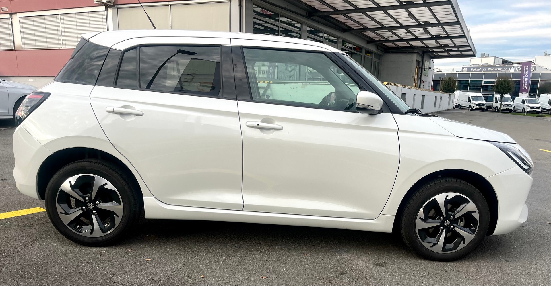 SUZUKI Swift 1.2 Compact Top Hybrid 4x4 Swiss Edition-image-4