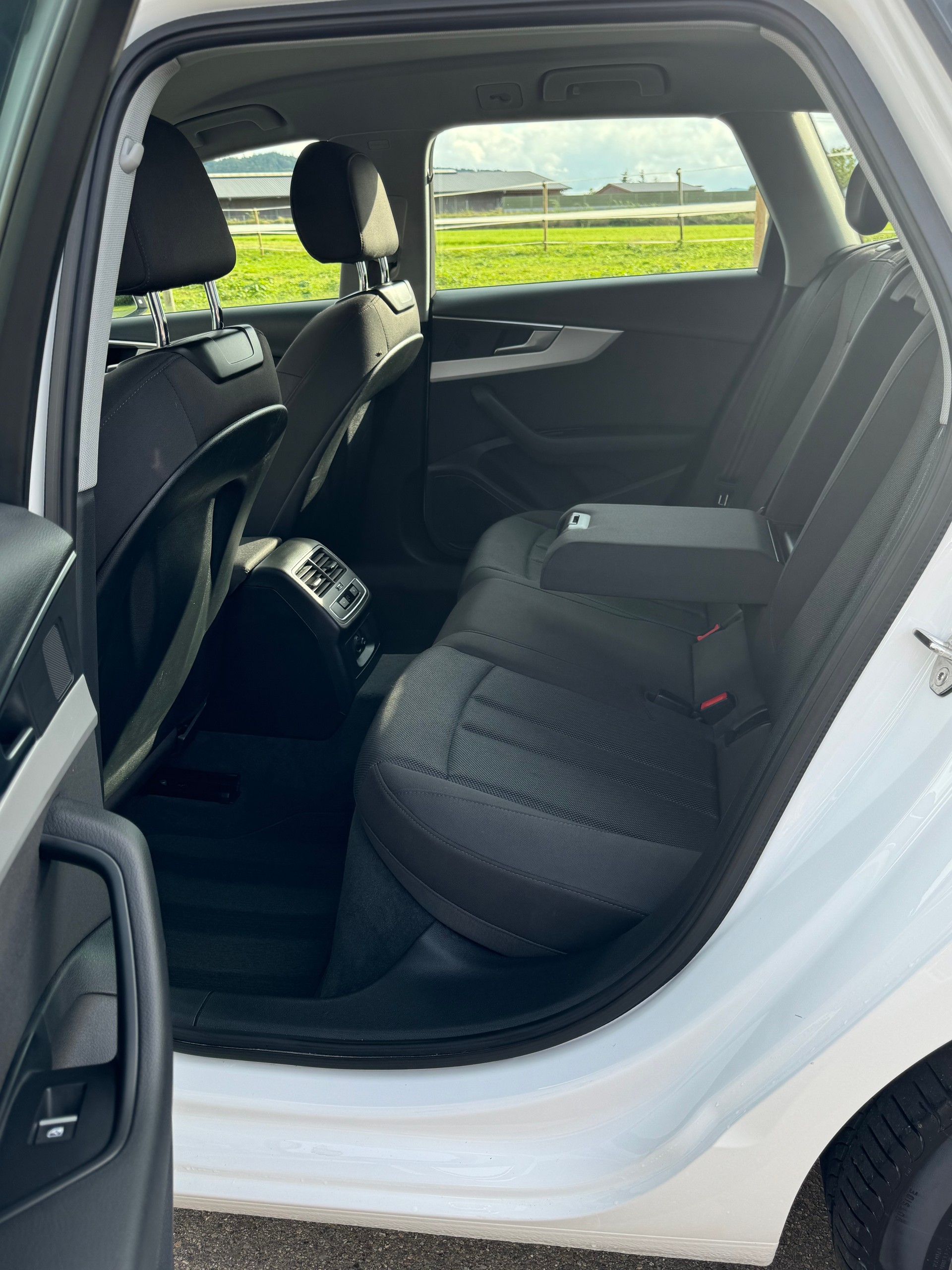 AUDI A4 Avant 40 TDI advanced quattro S-tronic-image-9