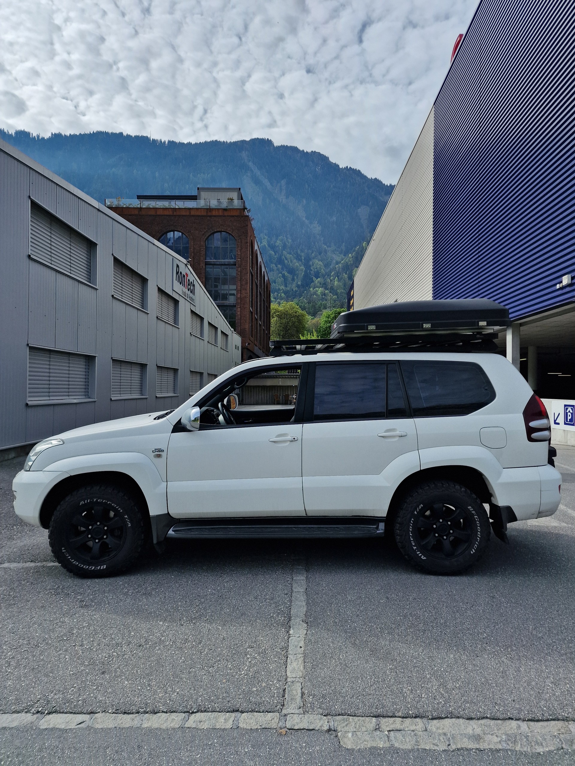 TOYOTA Land Cruiser 3.0 TD Linea Terra-image-2