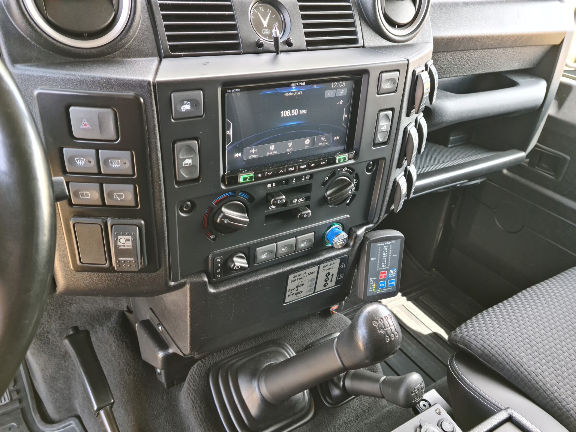 LAND ROVER Defender 110 2.2 TD4 Station Wagon-image-14