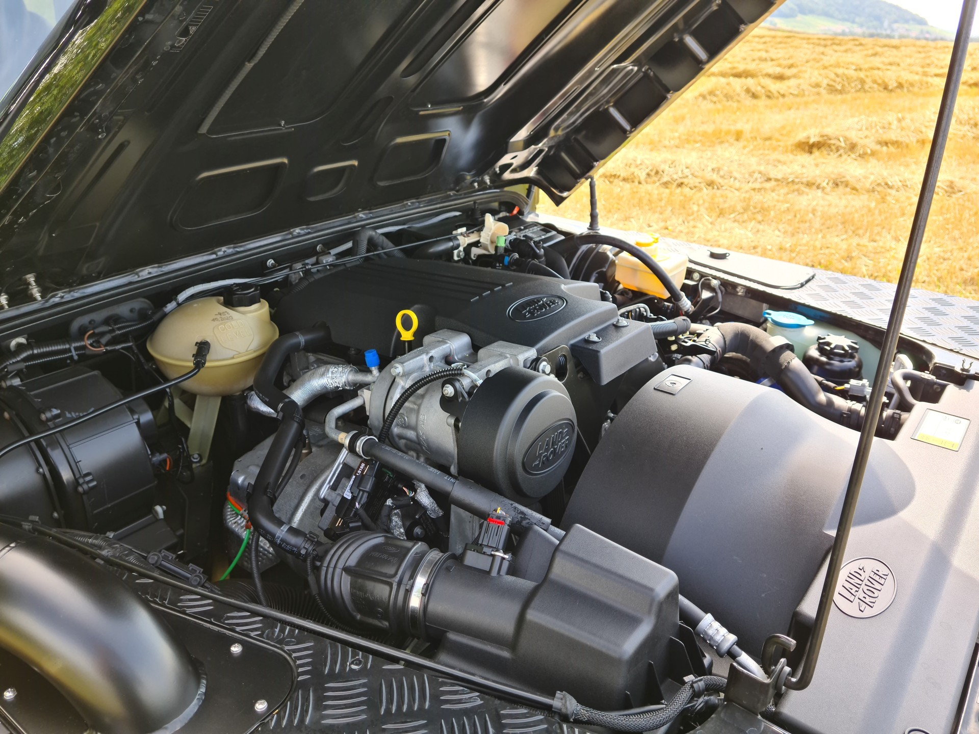 LAND ROVER Defender 110 2.2 TD4 Station Wagon-image-16