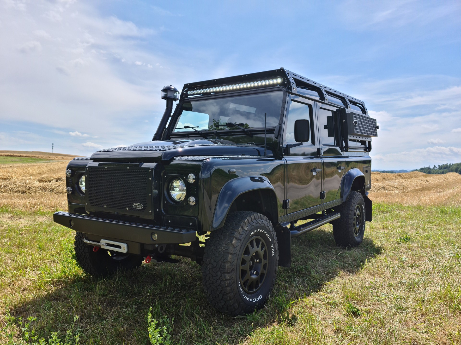 LAND ROVER Defender 110 2.2 TD4 Station Wagon-image-2