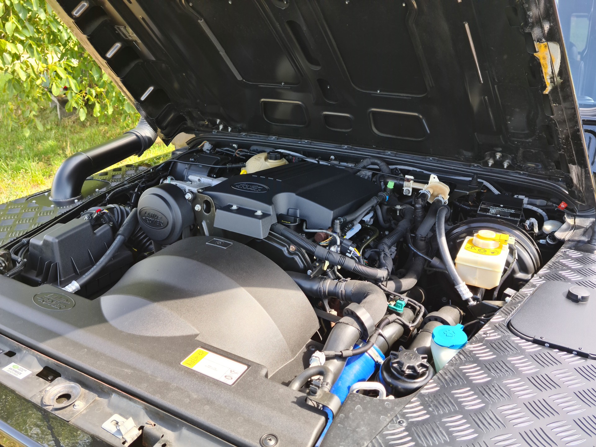 LAND ROVER Defender 110 2.2 TD4 Station Wagon-image-17