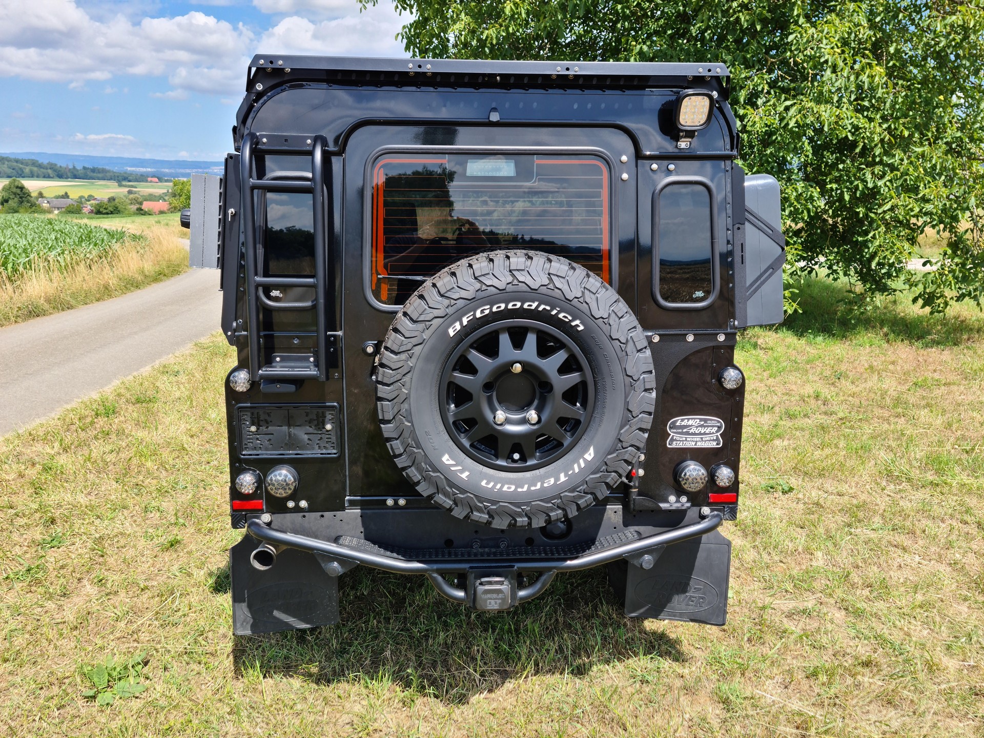 LAND ROVER Defender 110 2.2 TD4 Station Wagon-image-5