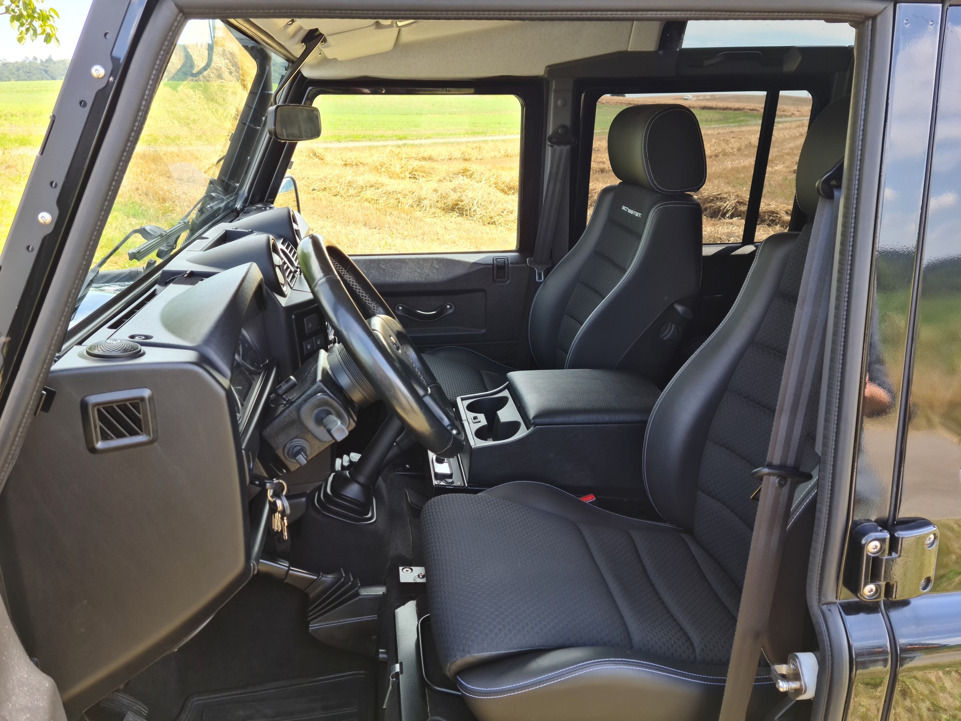 LAND ROVER Defender 110 2.2 TD4 Station Wagon-image-11