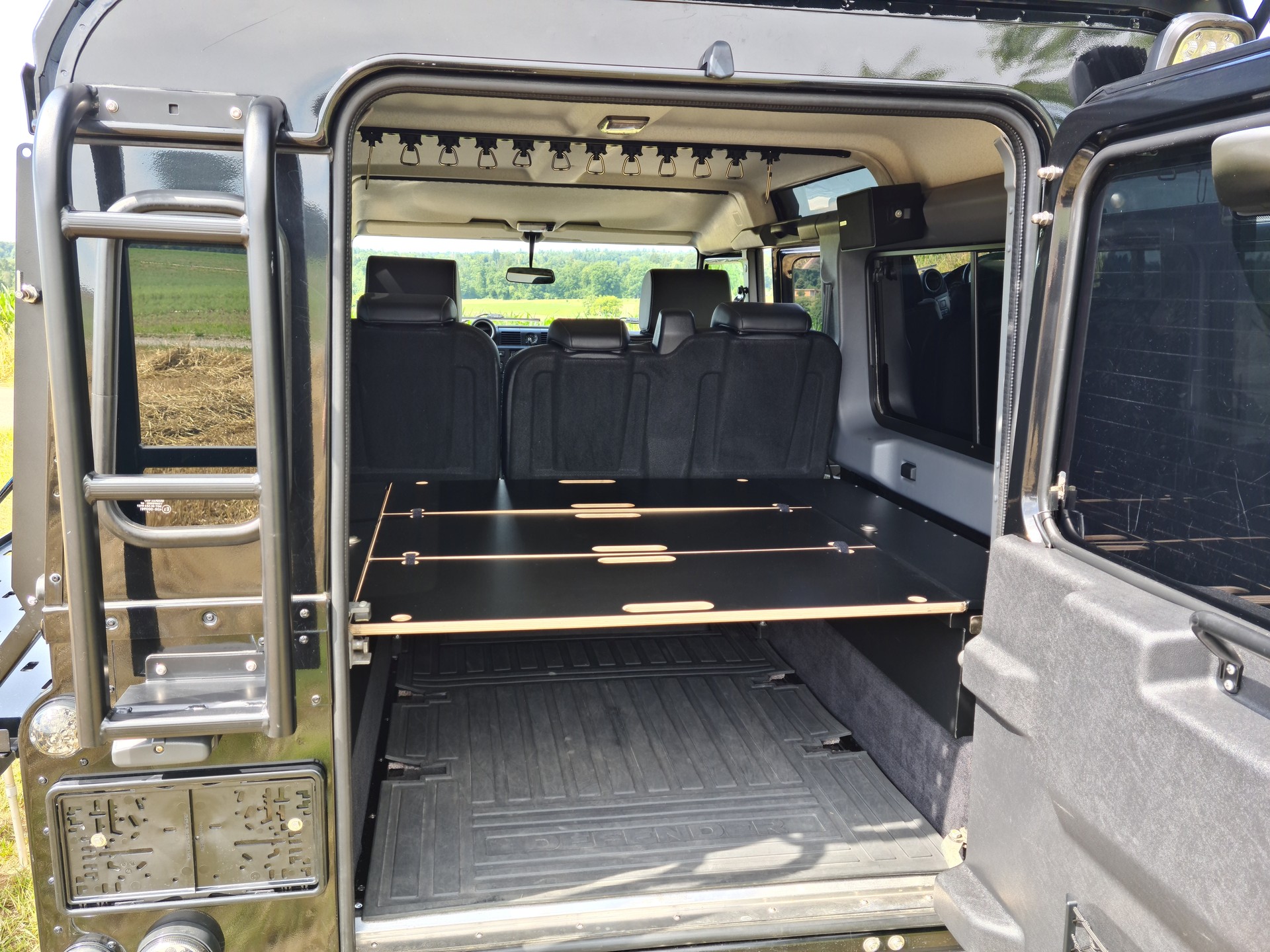LAND ROVER Defender 110 2.2 TD4 Station Wagon-image-8