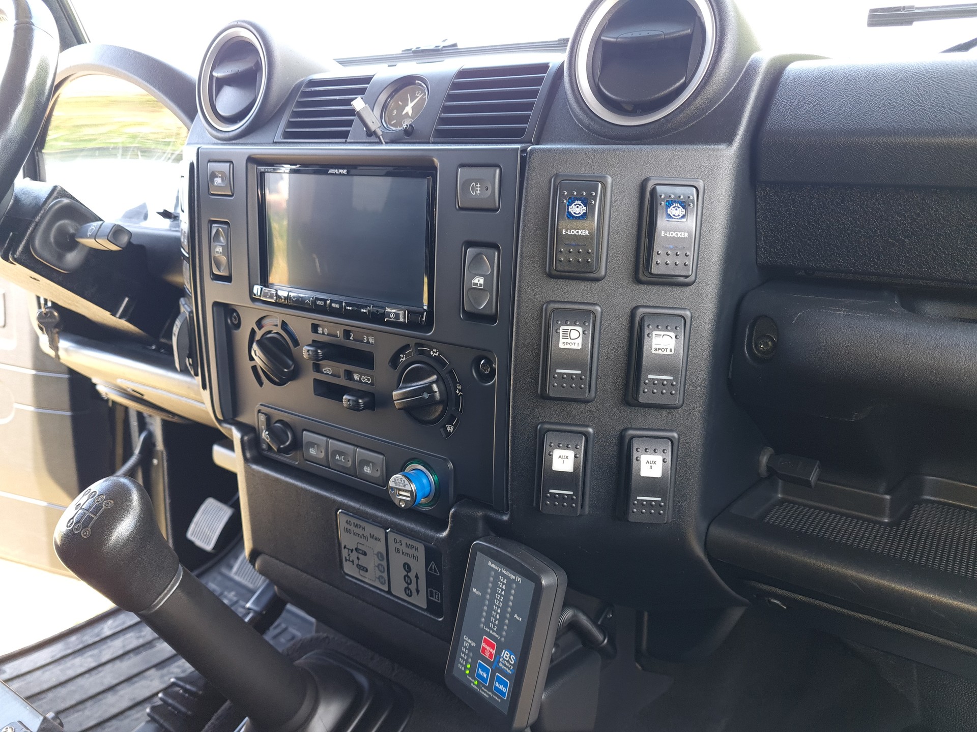 LAND ROVER Defender 110 2.2 TD4 Station Wagon-image-15