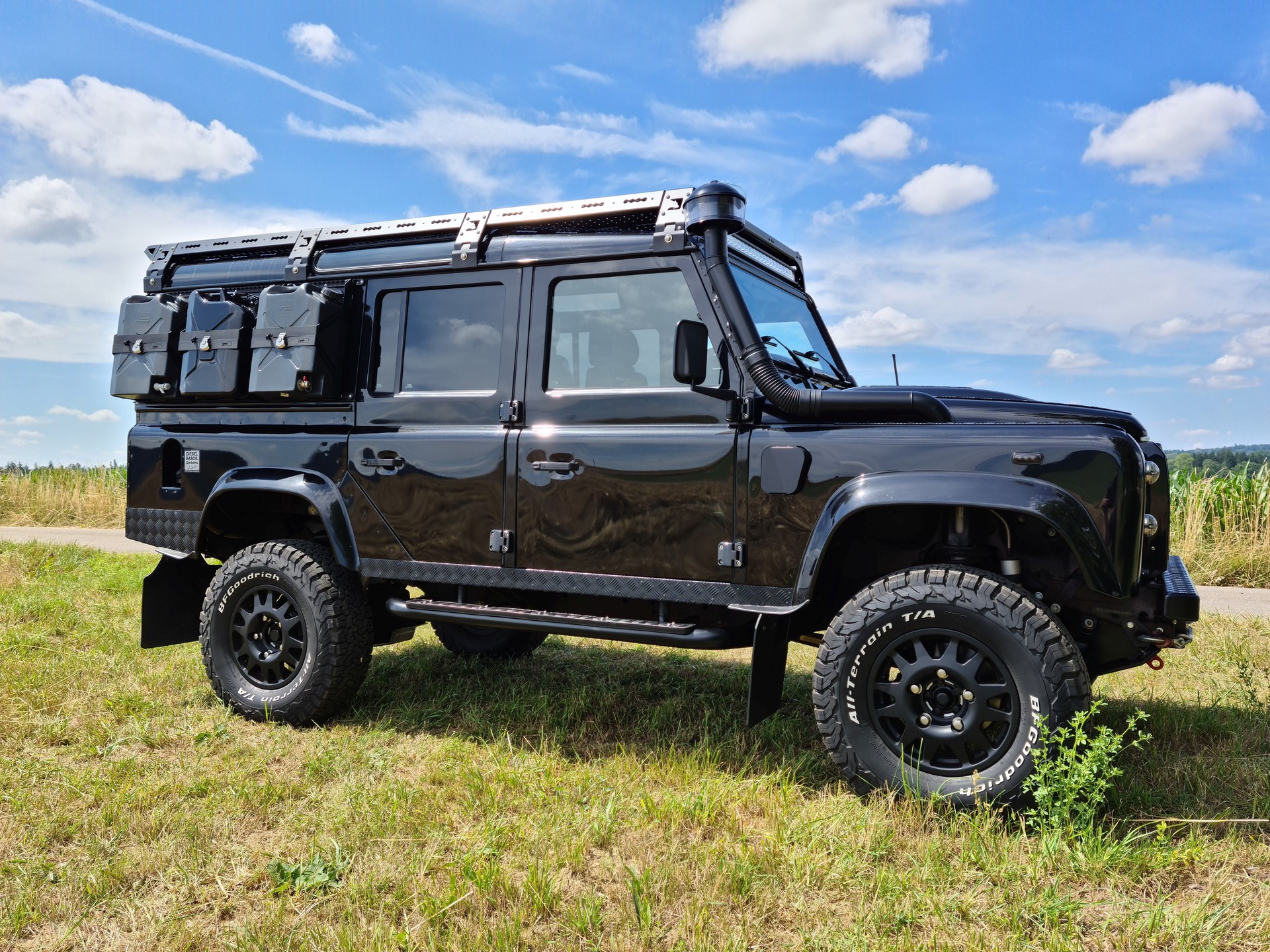 LAND ROVER Defender 110 2.2 TD4 Station Wagon-image-3
