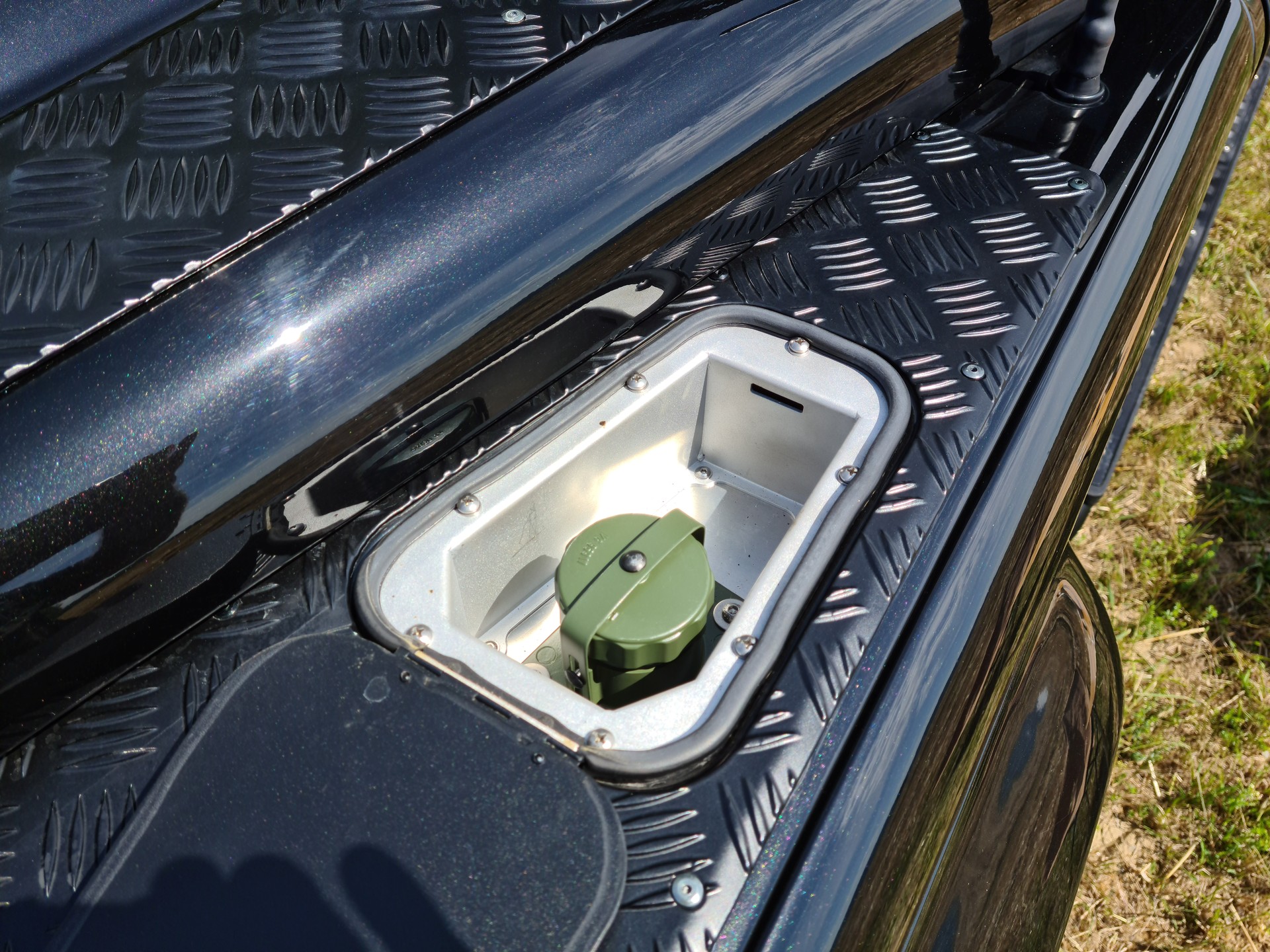 LAND ROVER Defender 110 2.2 TD4 Station Wagon-image-18