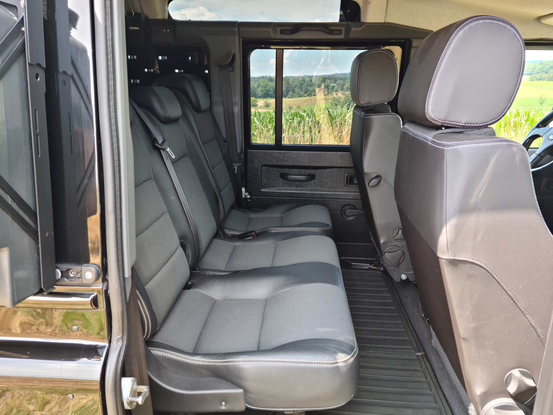LAND ROVER Defender 110 2.2 TD4 Station Wagon-image-12