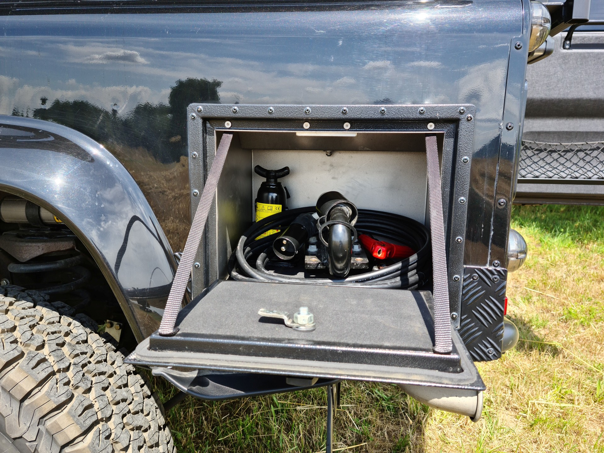LAND ROVER Defender 110 2.2 TD4 Station Wagon-image-22