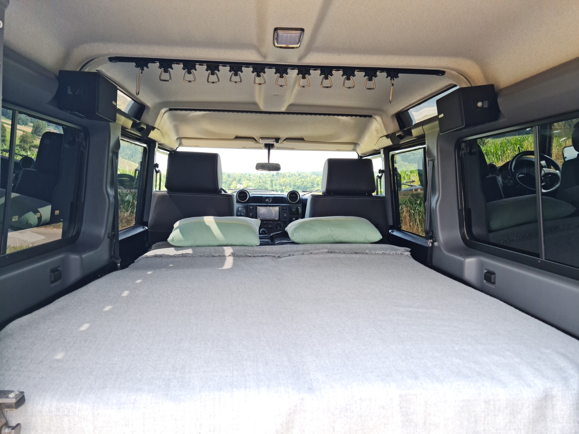 LAND ROVER Defender 110 2.2 TD4 Station Wagon-image-10