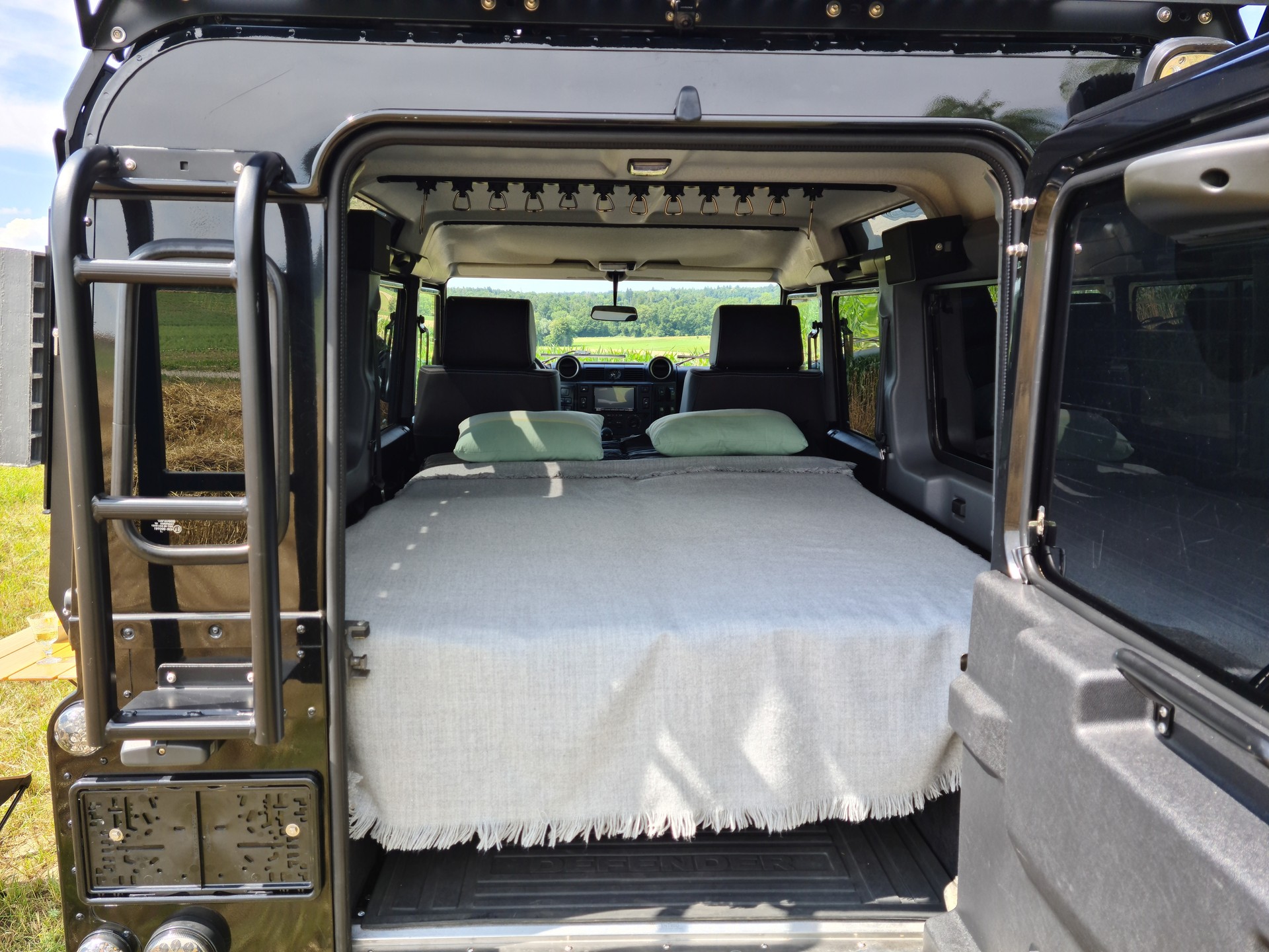 LAND ROVER Defender 110 2.2 TD4 Station Wagon-image-9