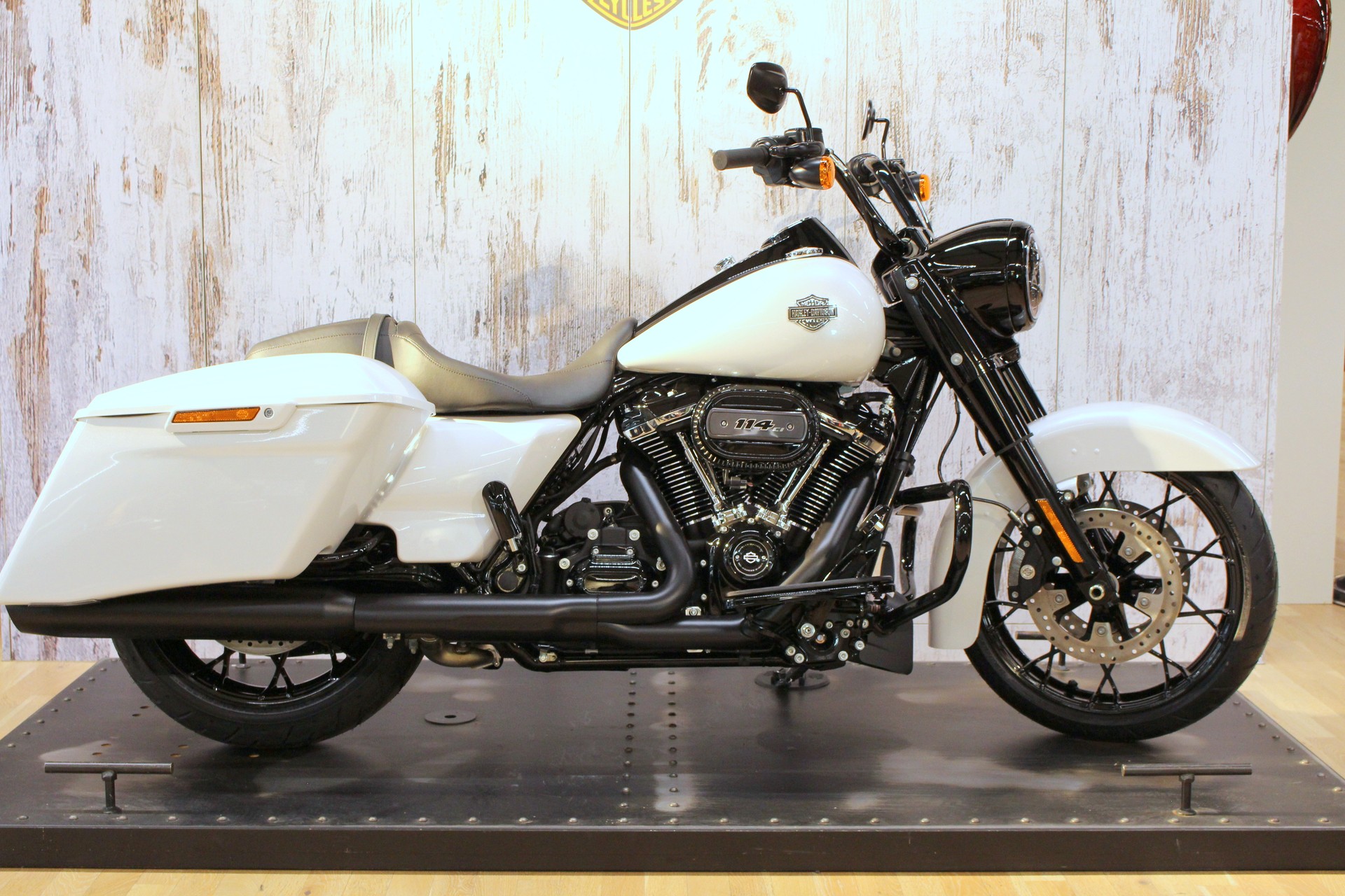 HARLEY-DAVIDSON FLHRXS Road King Special 114-showroom-element-1