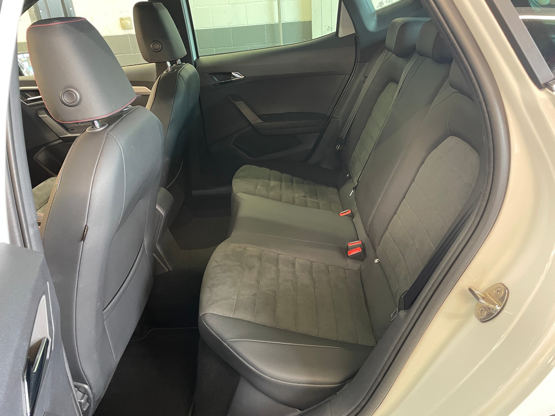SEAT Arona 1.5 Eco TSI Hola FR DSG-image-9