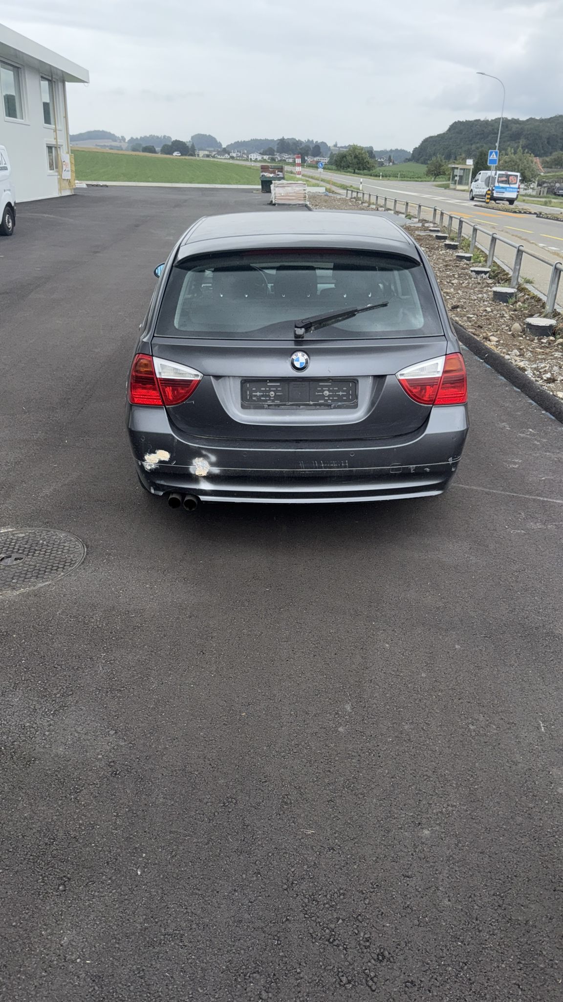 BMW 325xi-image-2