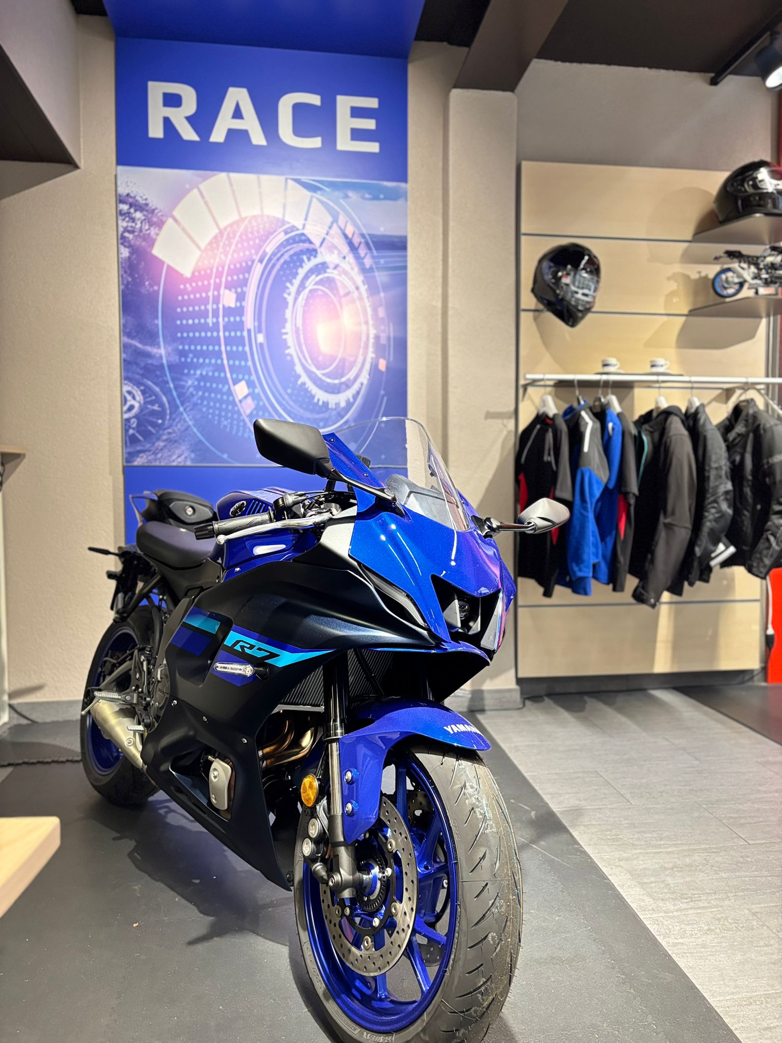 YAMAHA R7