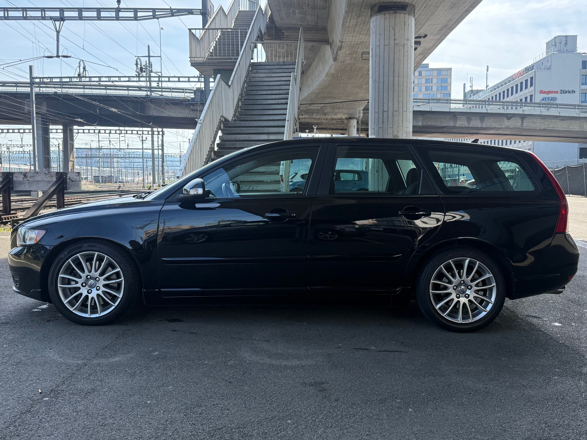 VOLVO V50 T5 Kinetic-image-4