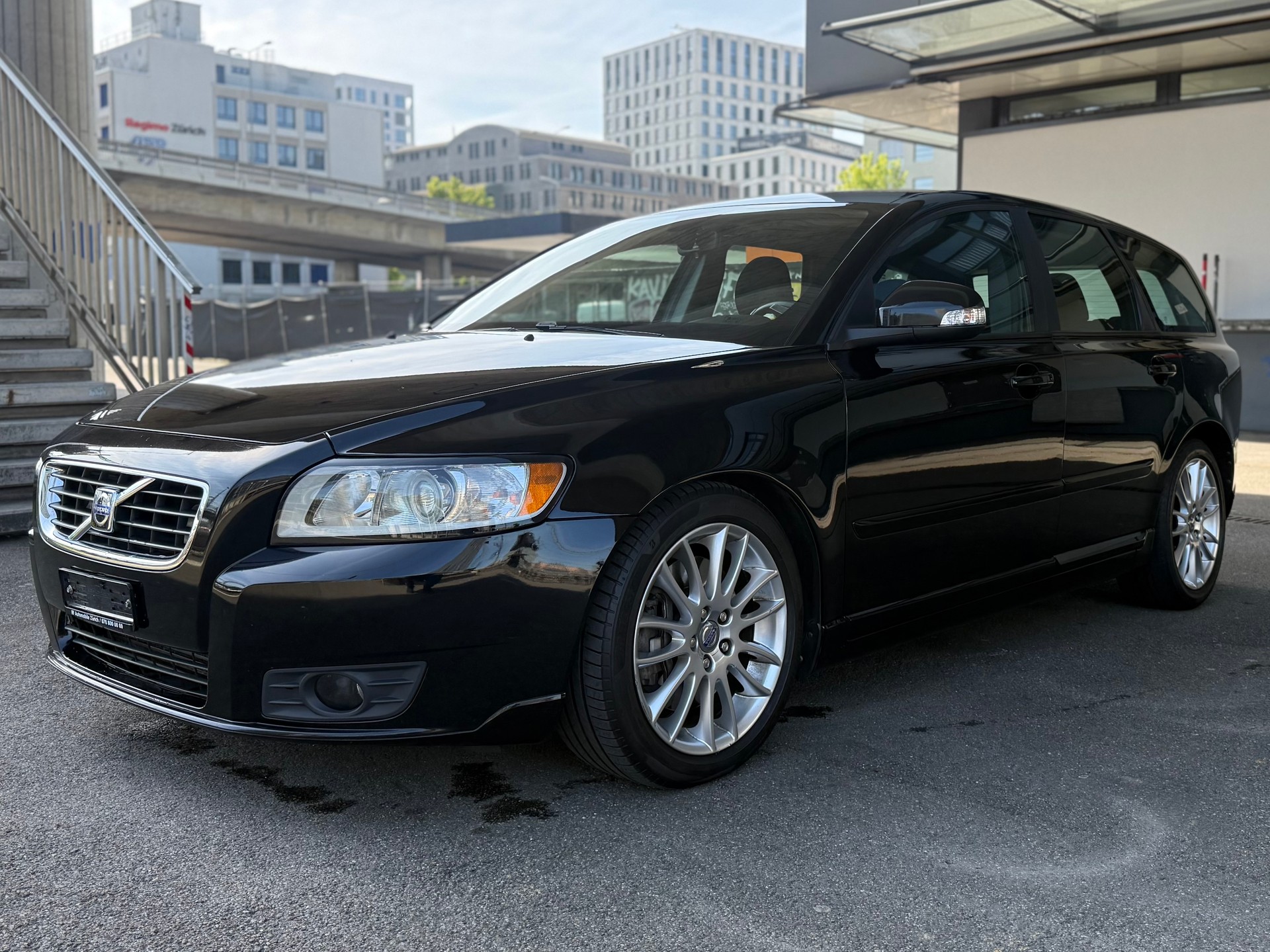 VOLVO V50 T5 Kinetic-image-2