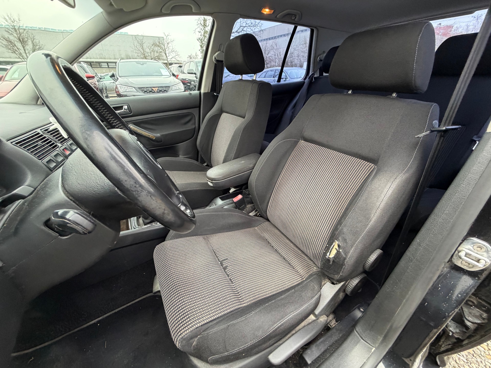 VW Golf 1.8 T GTI-image-8