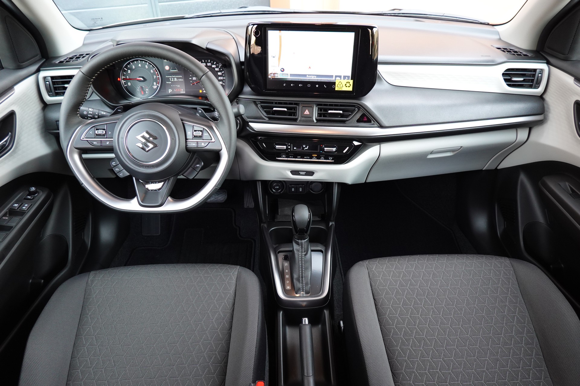 SUZUKI Swift 1.2 Sakura Top Hybrid CVT - "Edition Limitée * 5 ans de garantie * Clim Auto * Rétroviseur Elect. Rabattable"-image-9