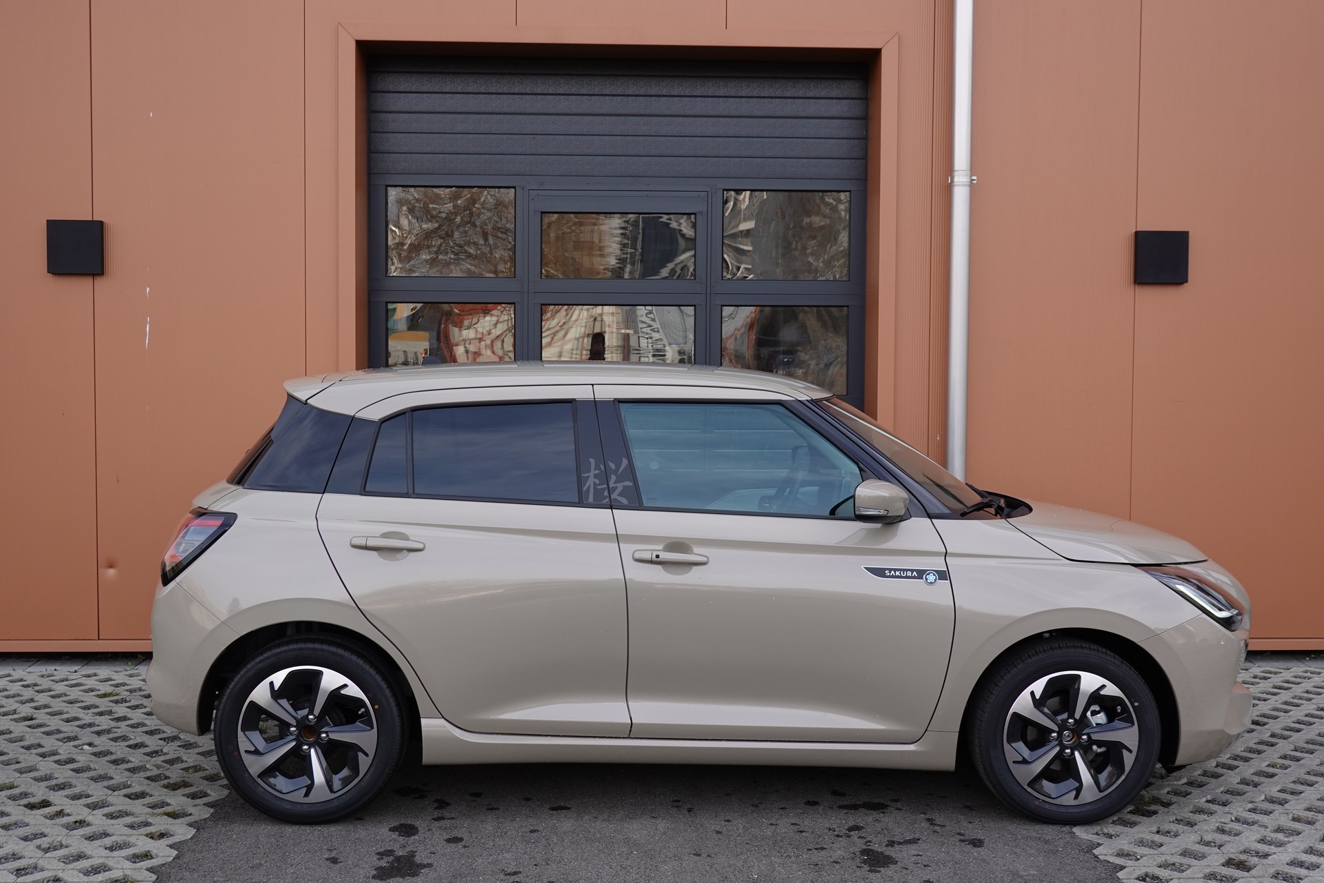 SUZUKI Swift 1.2 Sakura Top Hybrid CVT - "Edition Limitée * 5 ans de garantie * Clim Auto * Rétroviseur Elect. Rabattable"-image-4