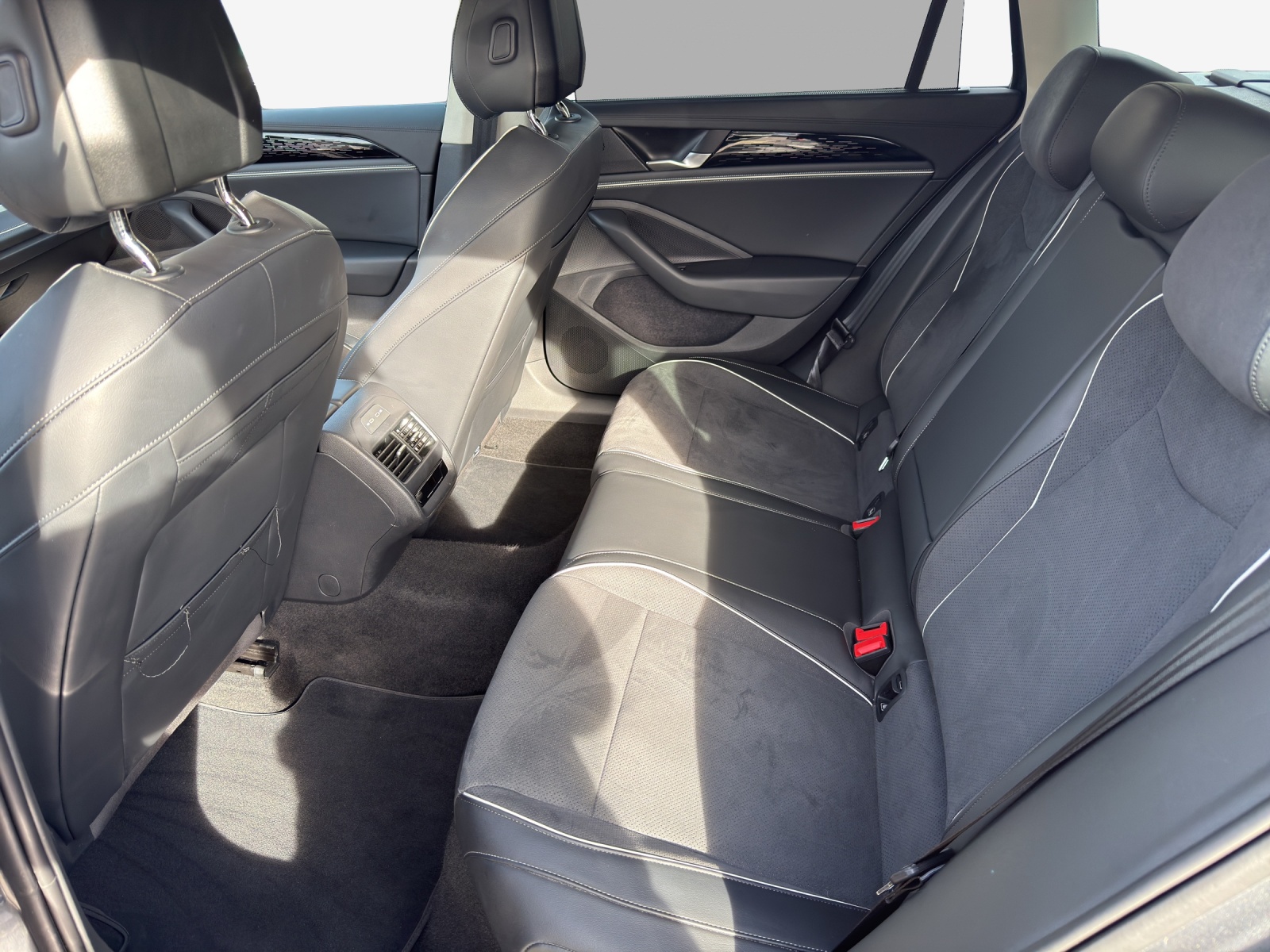 VW Passat Variant 2.0 TDI evo Business 4 Motion DSG-image-11