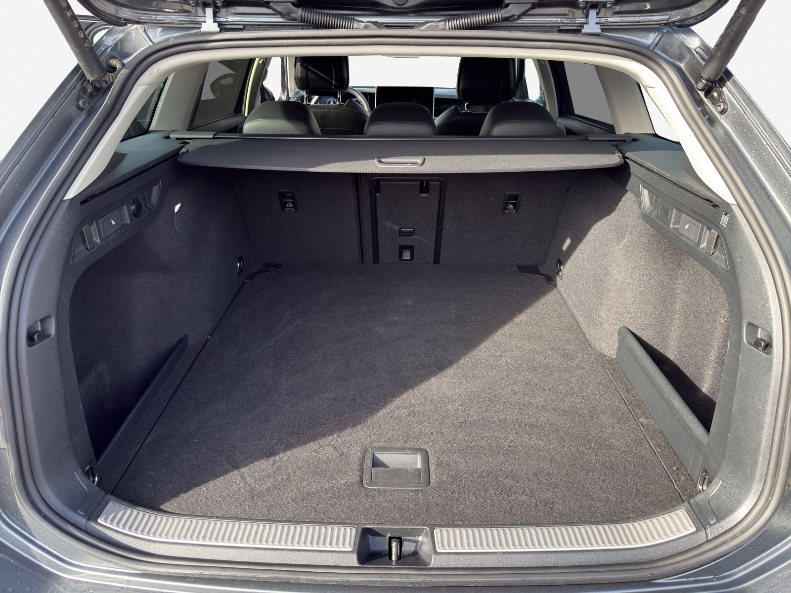 VW Passat Variant 2.0 TDI evo Business 4 Motion DSG-image-12
