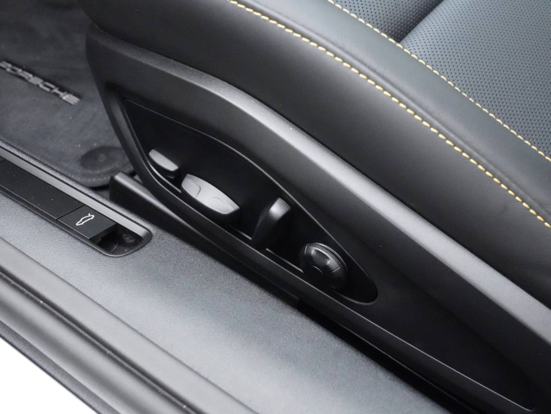PORSCHE 911 Carrera S-image-22