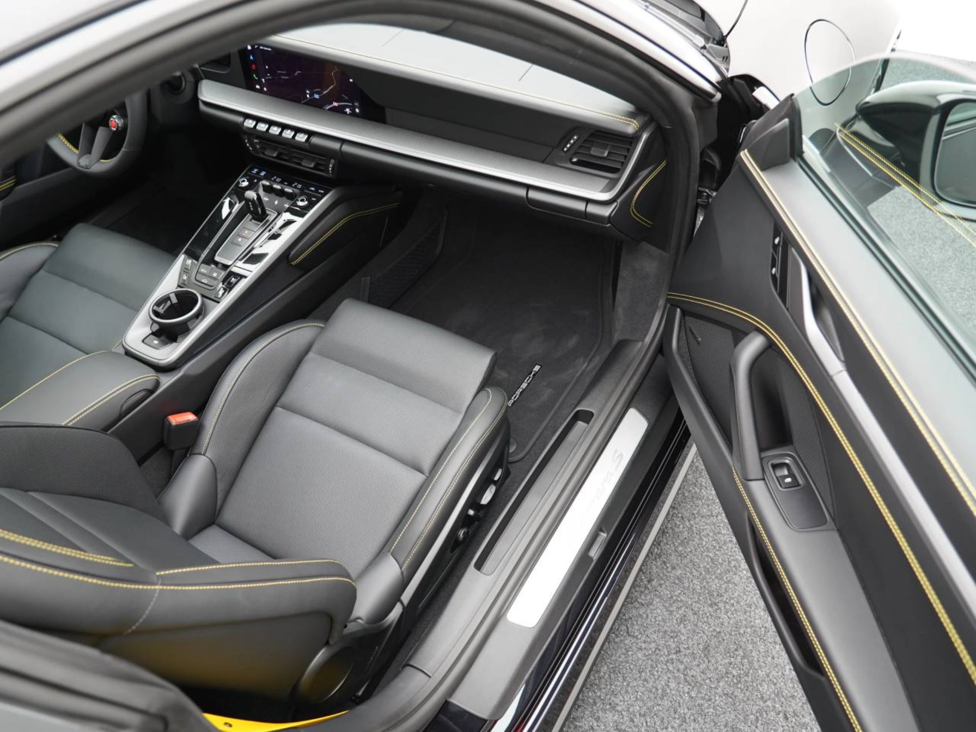 PORSCHE 911 Carrera S-image-23