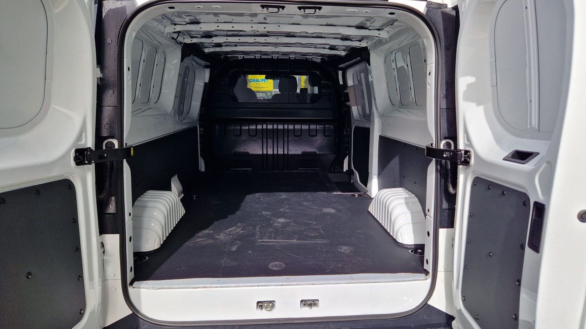 MAXUS eDeliver 7 L2 4WD 88 KWh-showroom-element-3