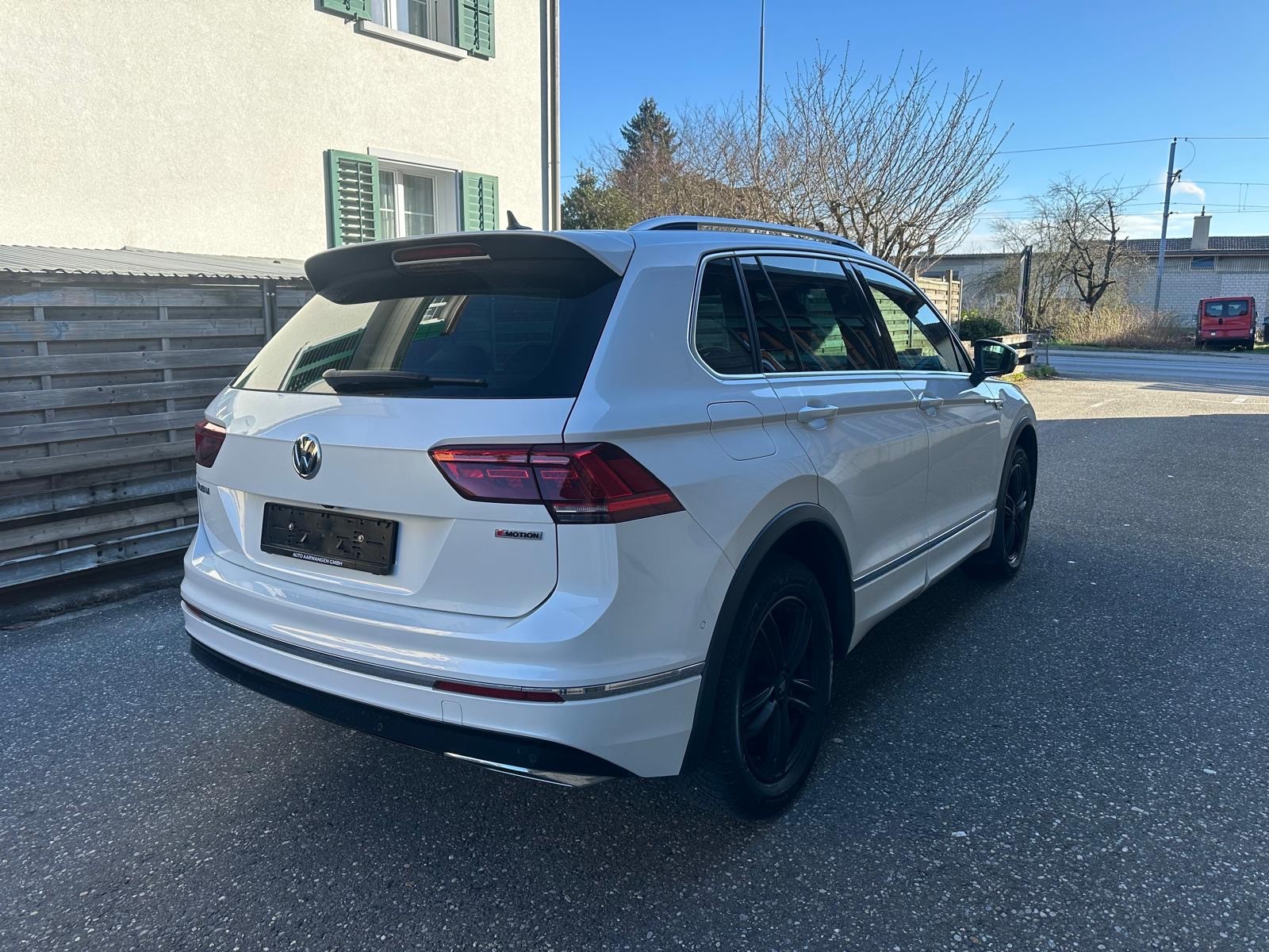 VW Tiguan 2.0 TDI SCR-Line Highline 4Motion DSG-image-2