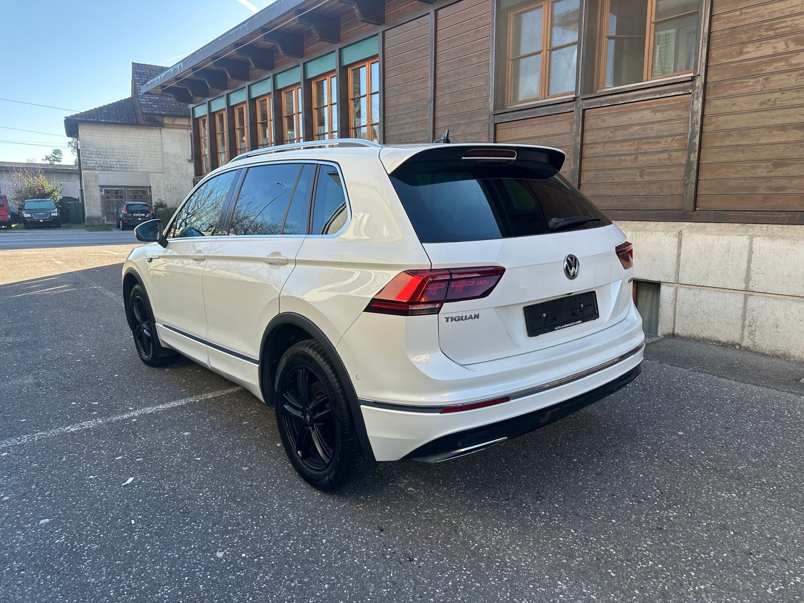 VW Tiguan 2.0 TDI SCR-Line Highline 4Motion DSG-image-3
