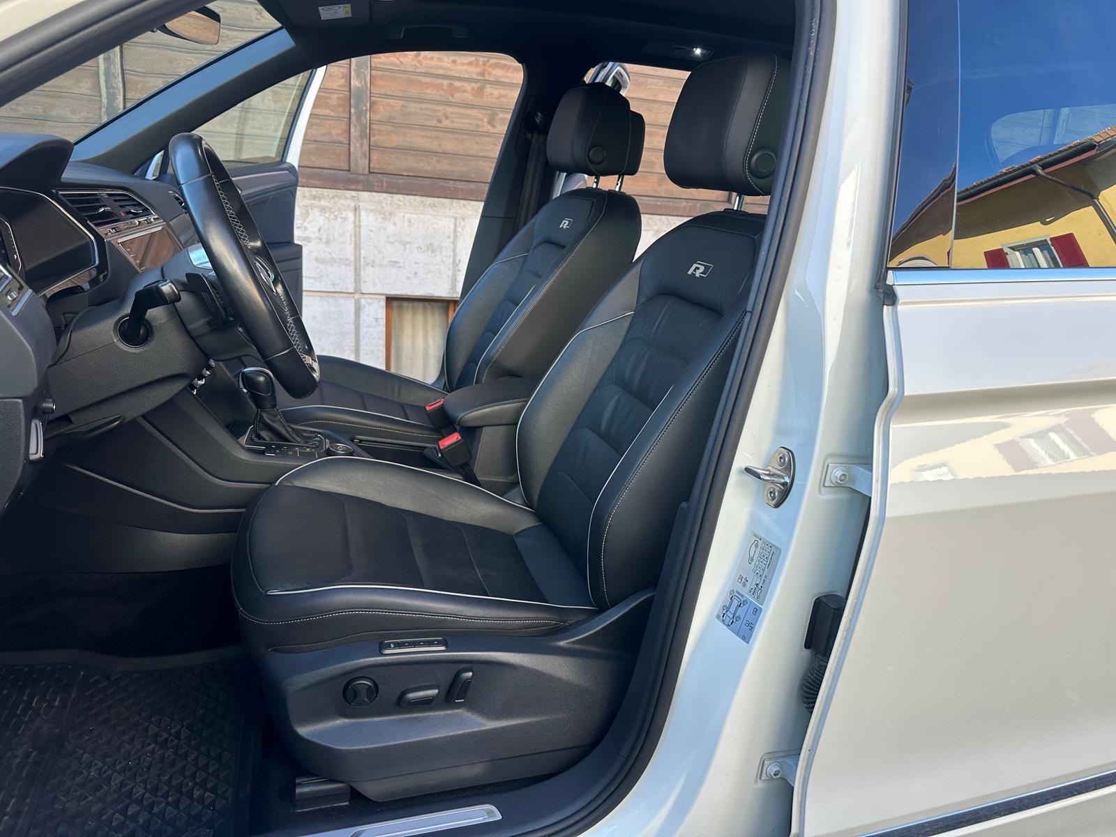 VW Tiguan 2.0 TDI SCR-Line Highline 4Motion DSG-image-9