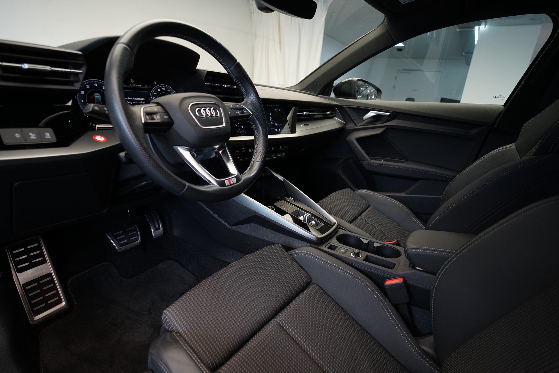AUDI A3 Sportback 35 TFSI S line S-tronic-image-13