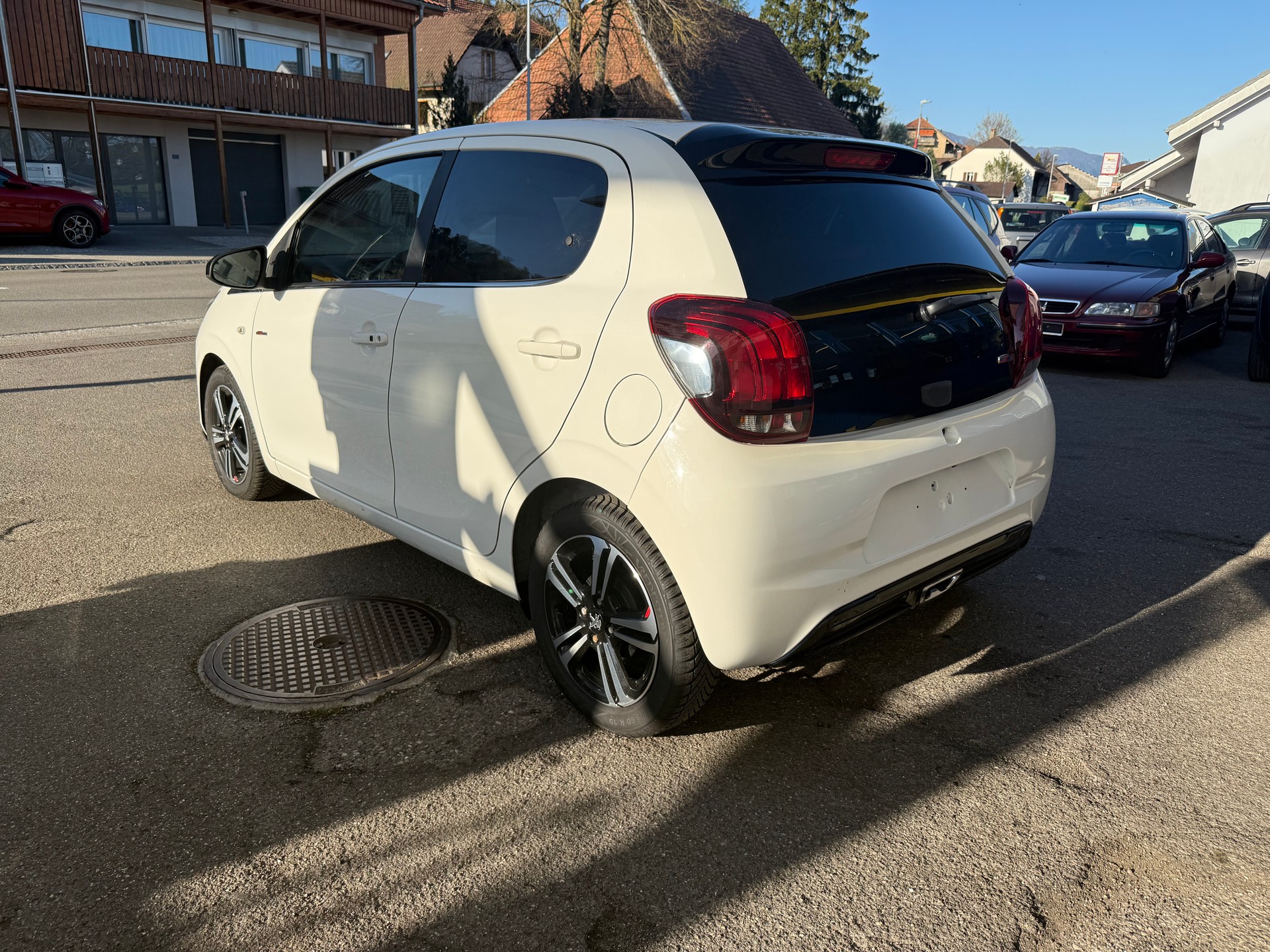 PEUGEOT 108 1.2 PureTech GT Line-image-4
