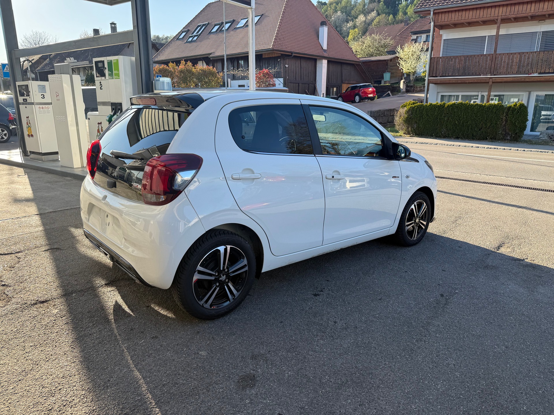 PEUGEOT 108 1.2 PureTech GT Line-image-2