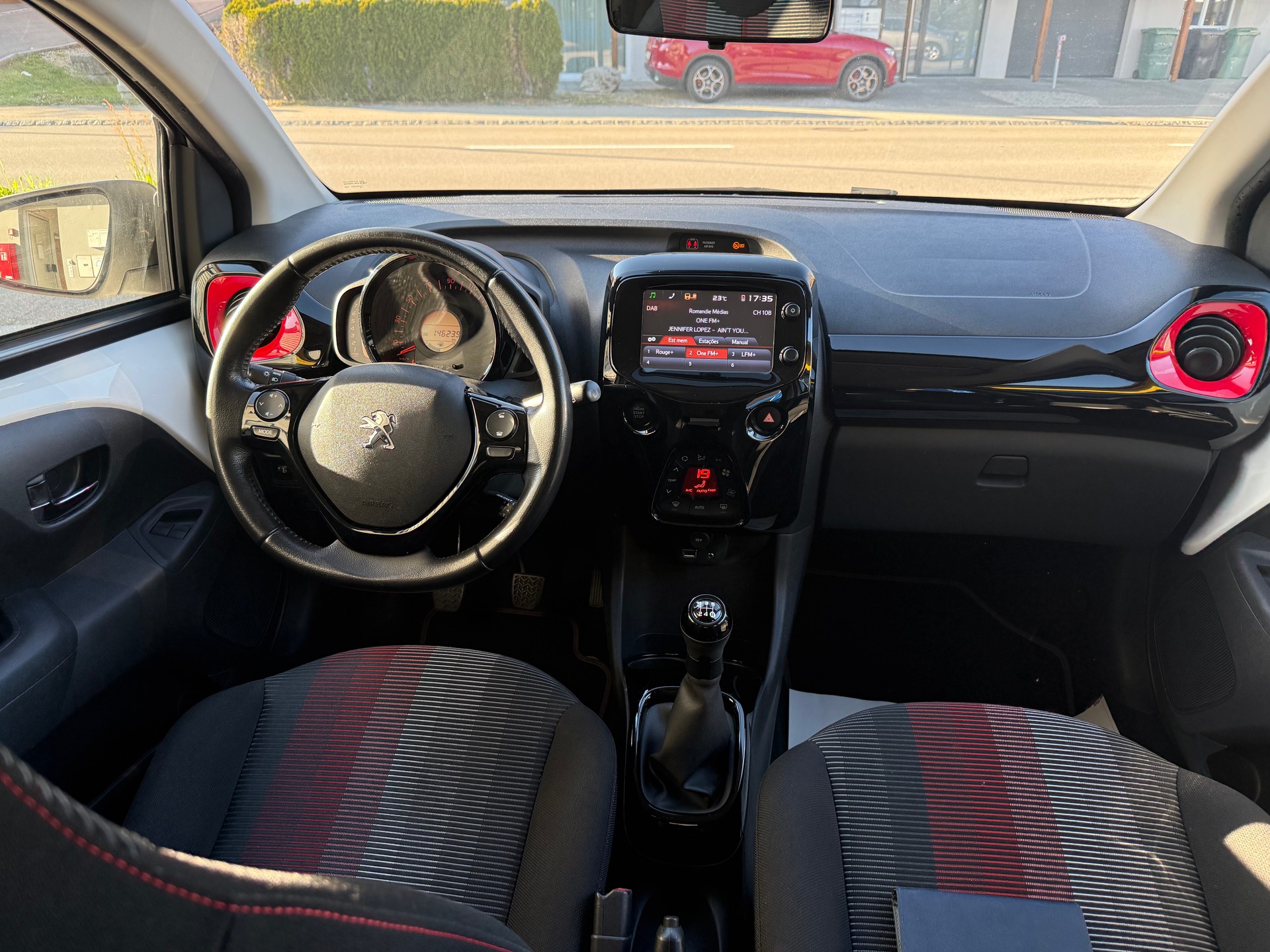 PEUGEOT 108 1.2 PureTech GT Line-image-10