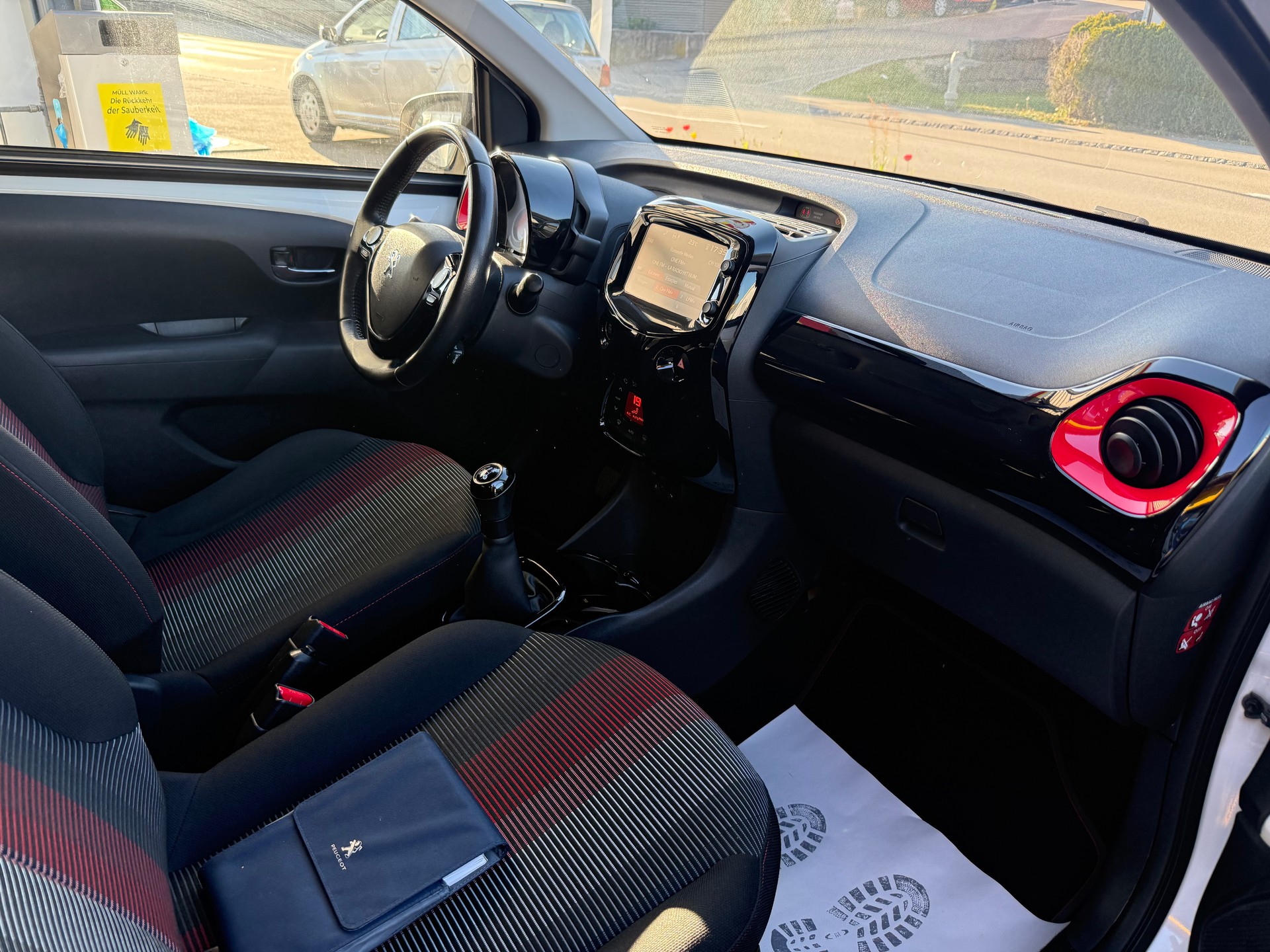 PEUGEOT 108 1.2 PureTech GT Line-image-11