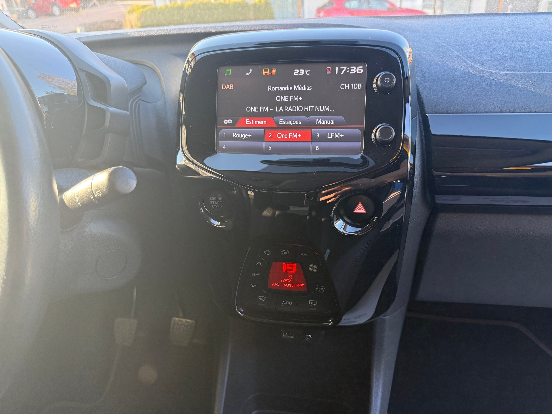 PEUGEOT 108 1.2 PureTech GT Line-image-12