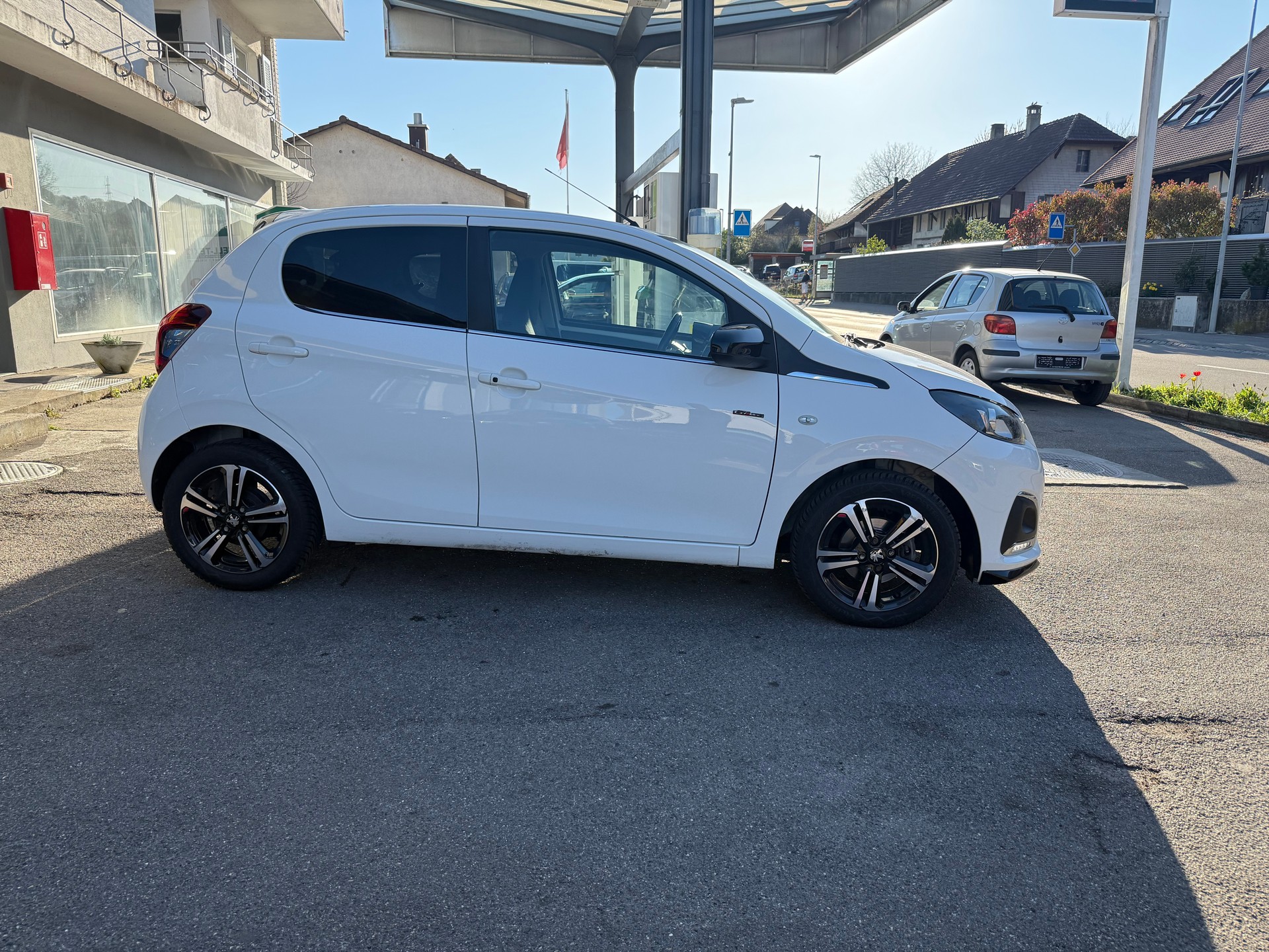 PEUGEOT 108 1.2 PureTech GT Line-image-1