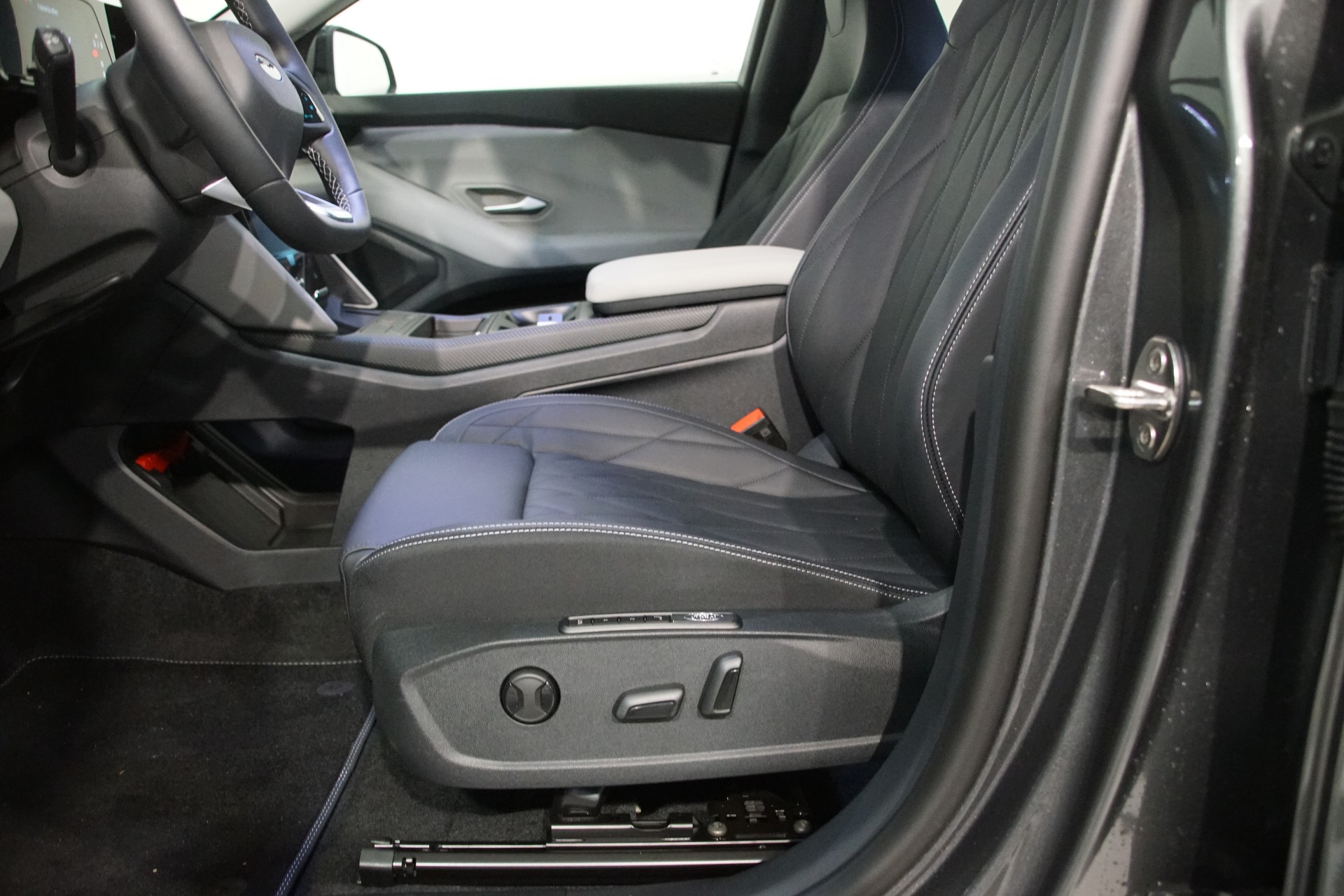 FORD Explorer Elektro 77kWh Dual Extended Range Premium AWD ++SWISS++-image-12