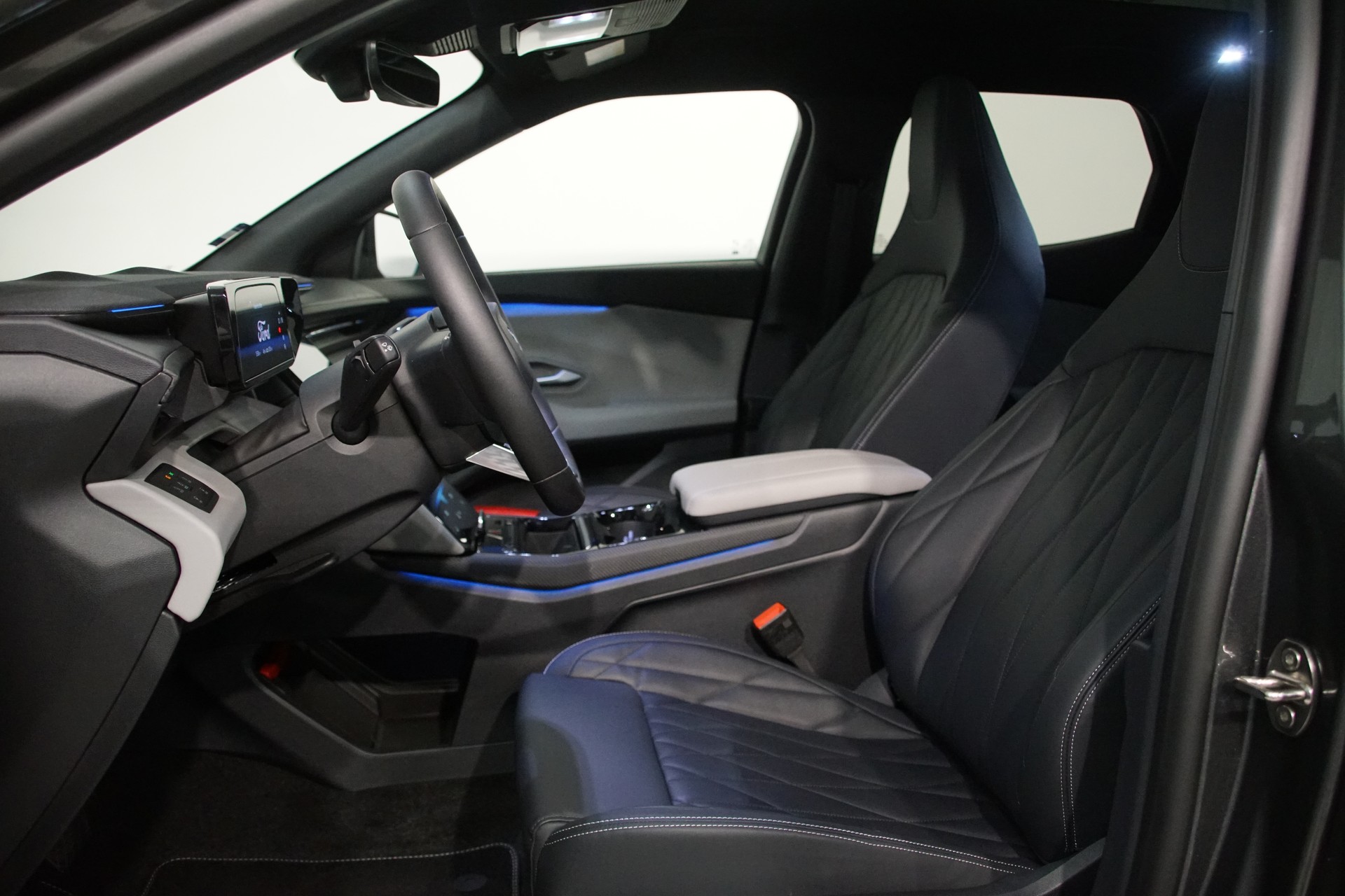 FORD Explorer Elektro 77kWh Dual Extended Range Premium AWD ++SWISS++-image-3