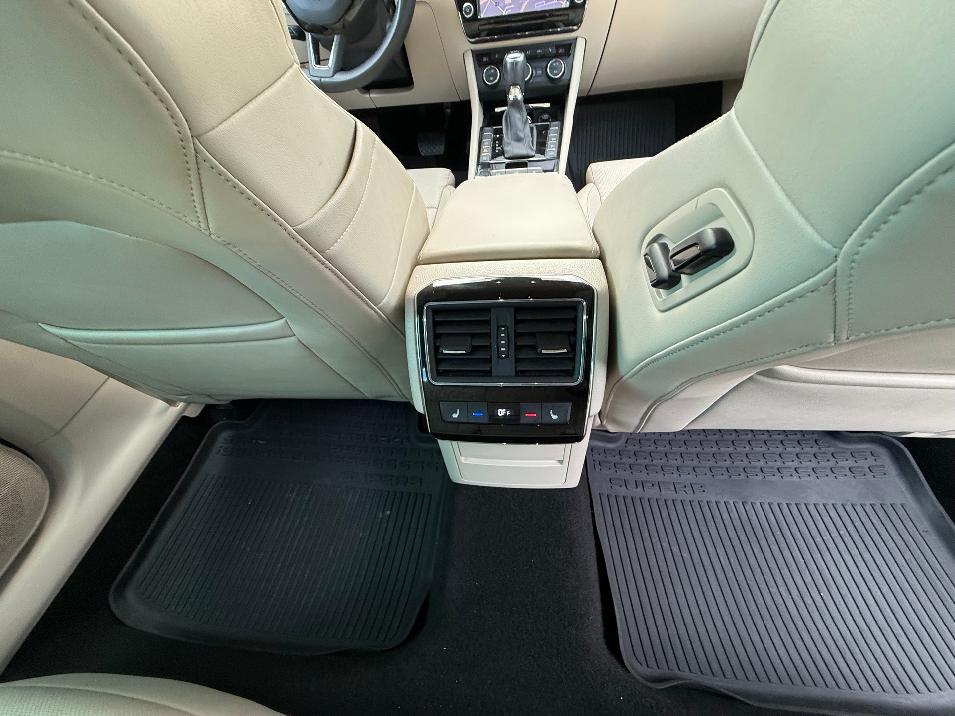 SKODA Superb Combi 2.0 TSI L&K DSG 4x4-image-10