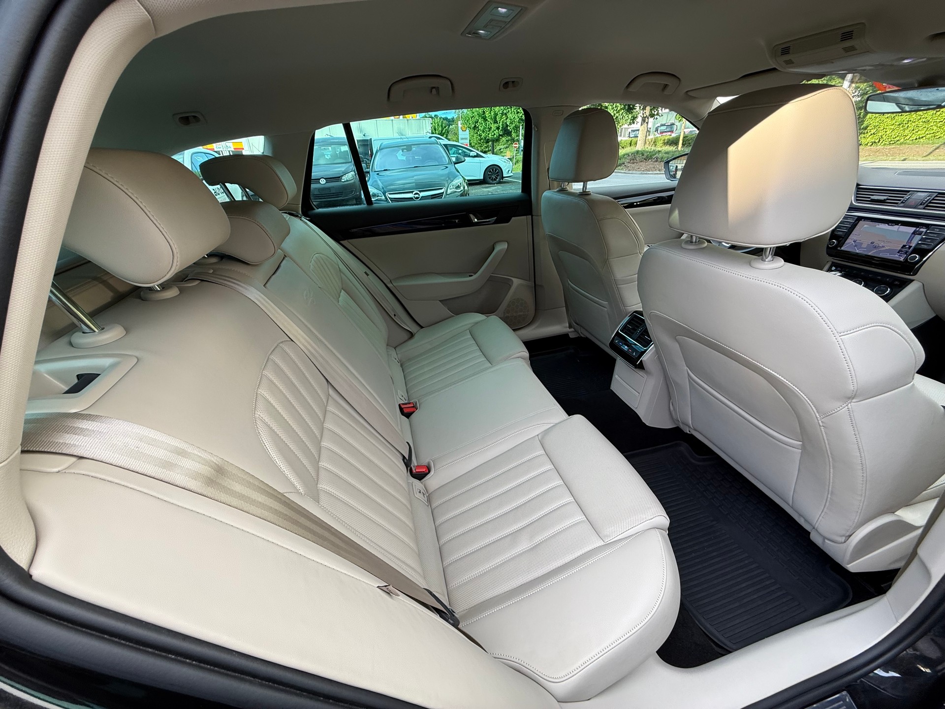 SKODA Superb Combi 2.0 TSI L&K DSG 4x4-image-11