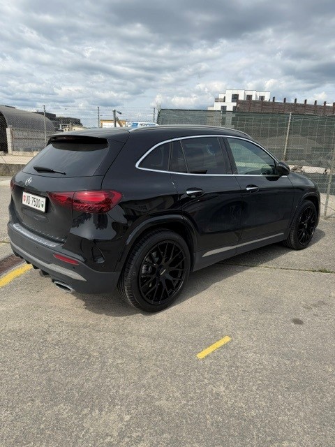 MERCEDES-BENZ GLA 220 d AMG Line 4matic-image-3