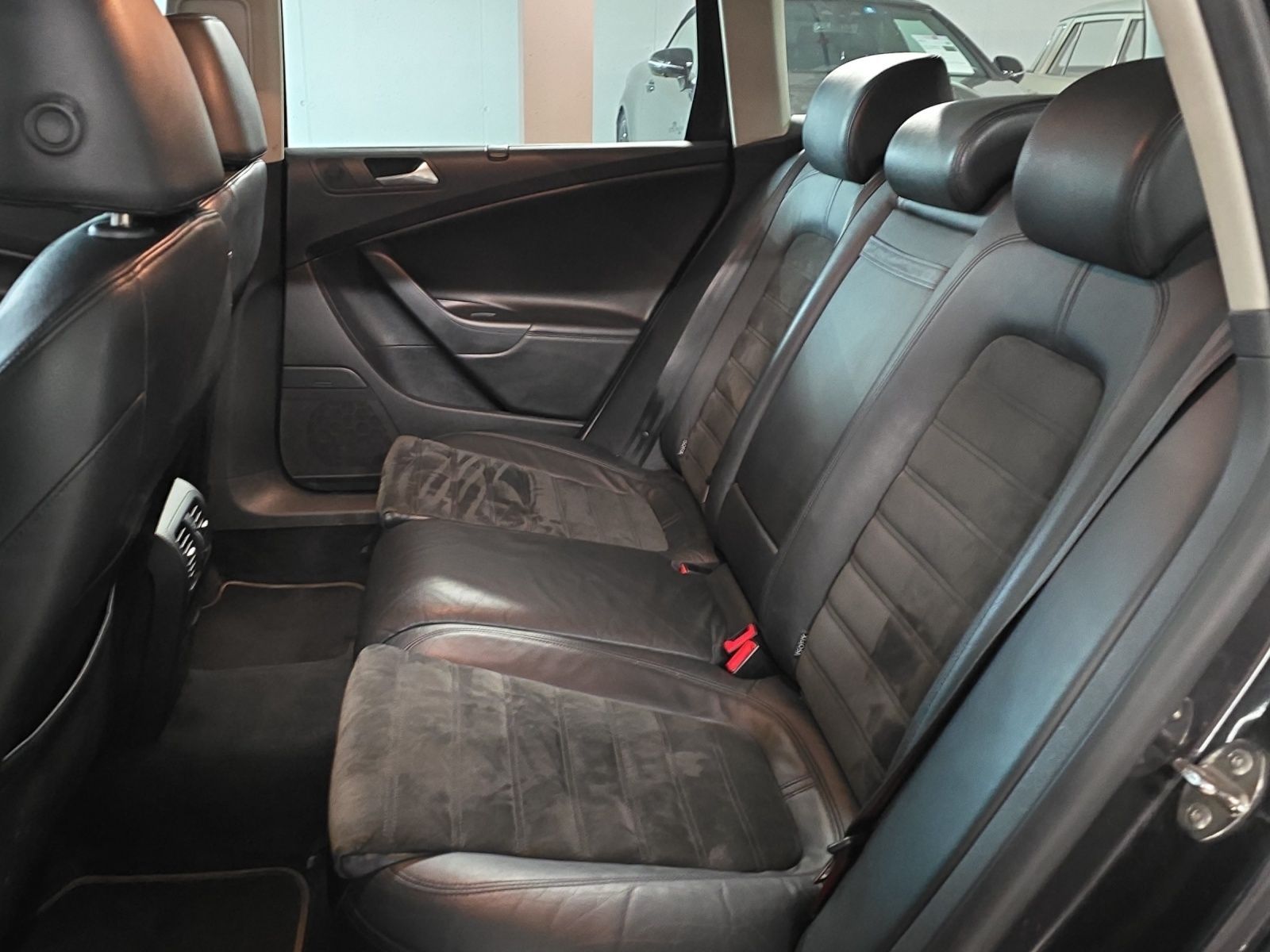 VW Passat Variant 2.0 TDI Highline DSG-image-17