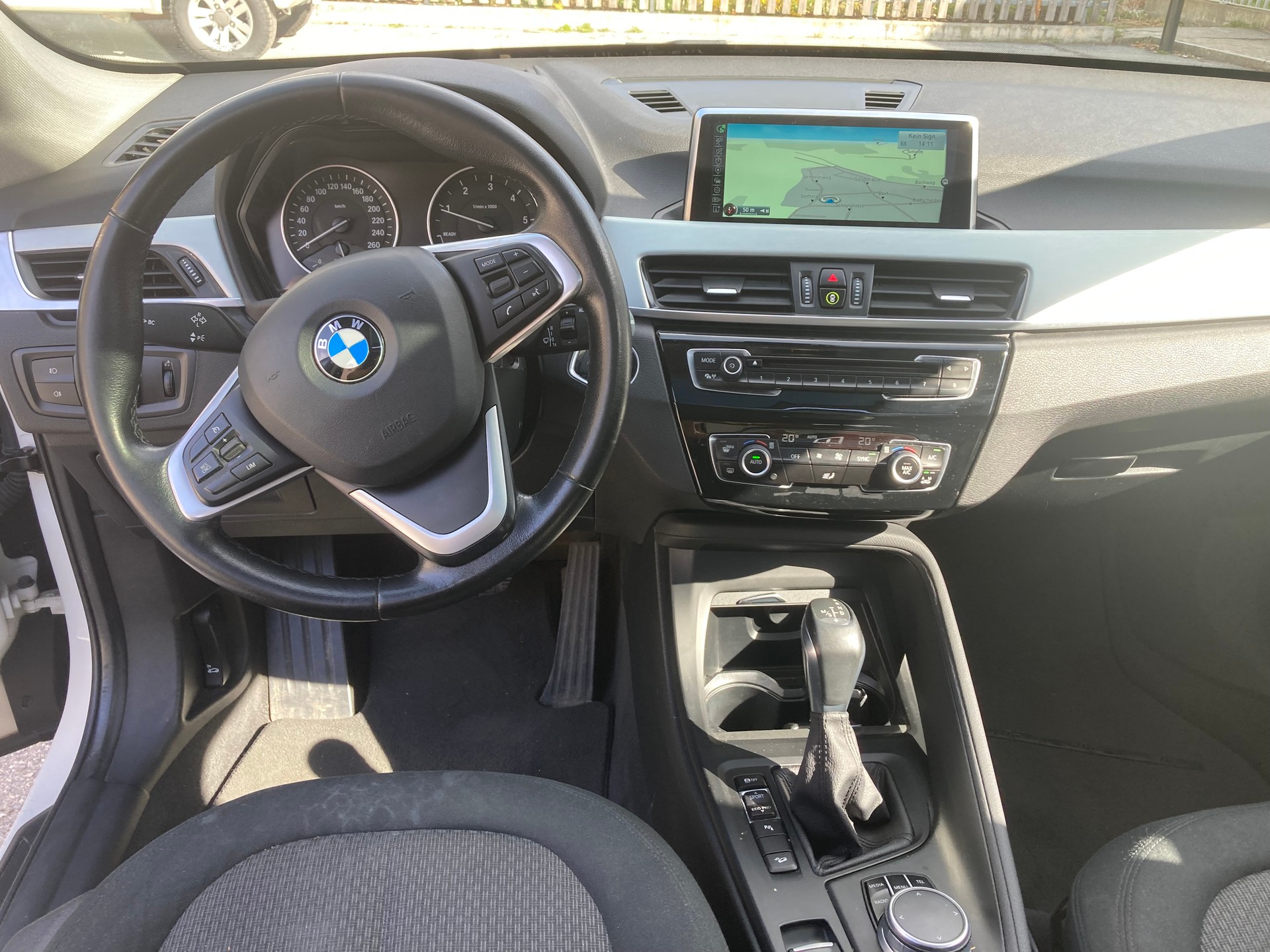 BMW 18d xDrive-image-1