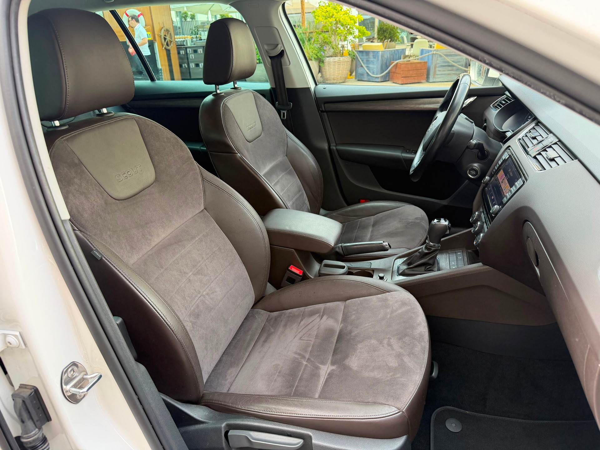 SKODA Octavia Combi 2.0 TDI Scout 4x4 DSG-image-11