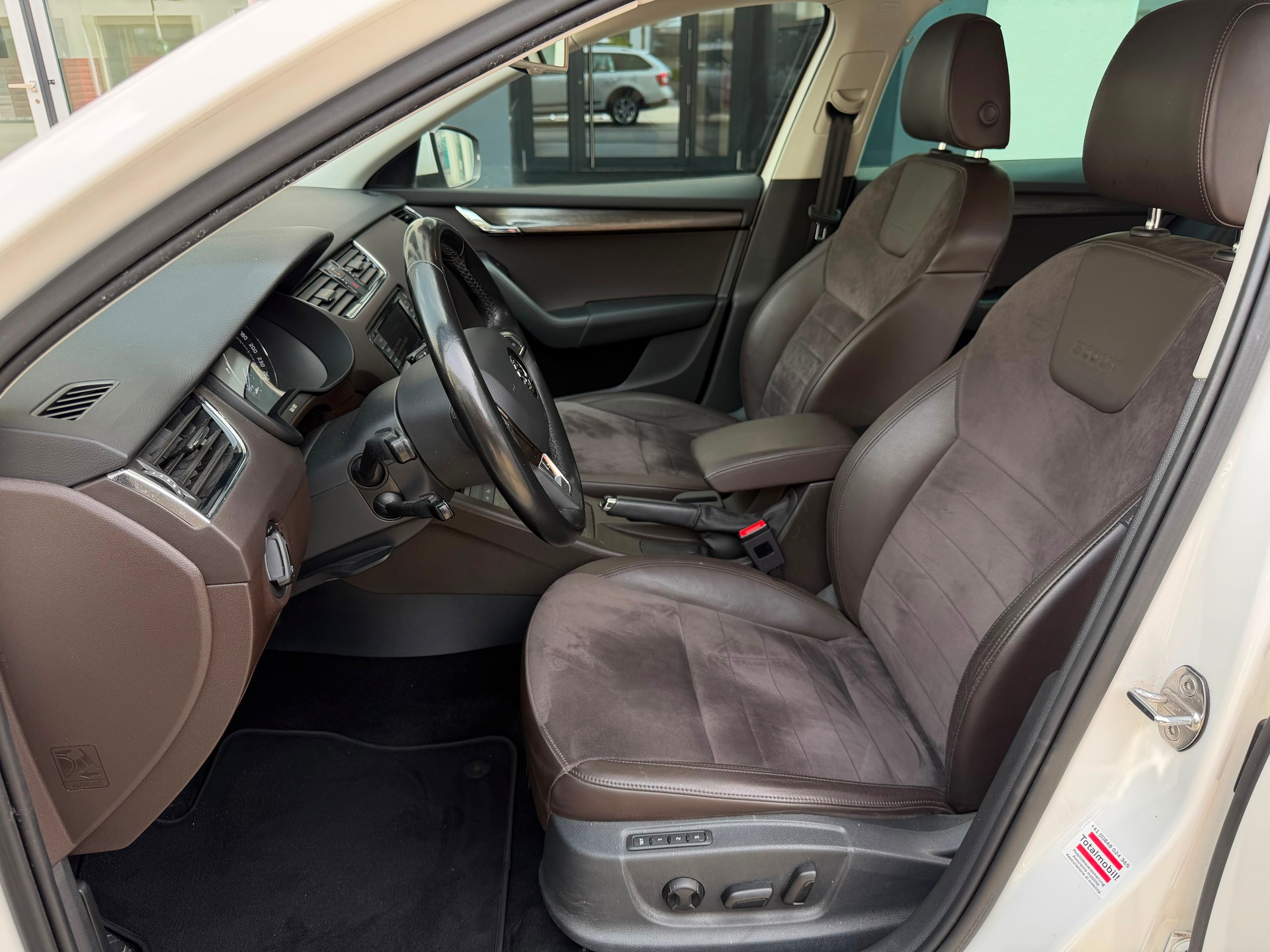 SKODA Octavia Combi 2.0 TDI Scout 4x4 DSG-image-9